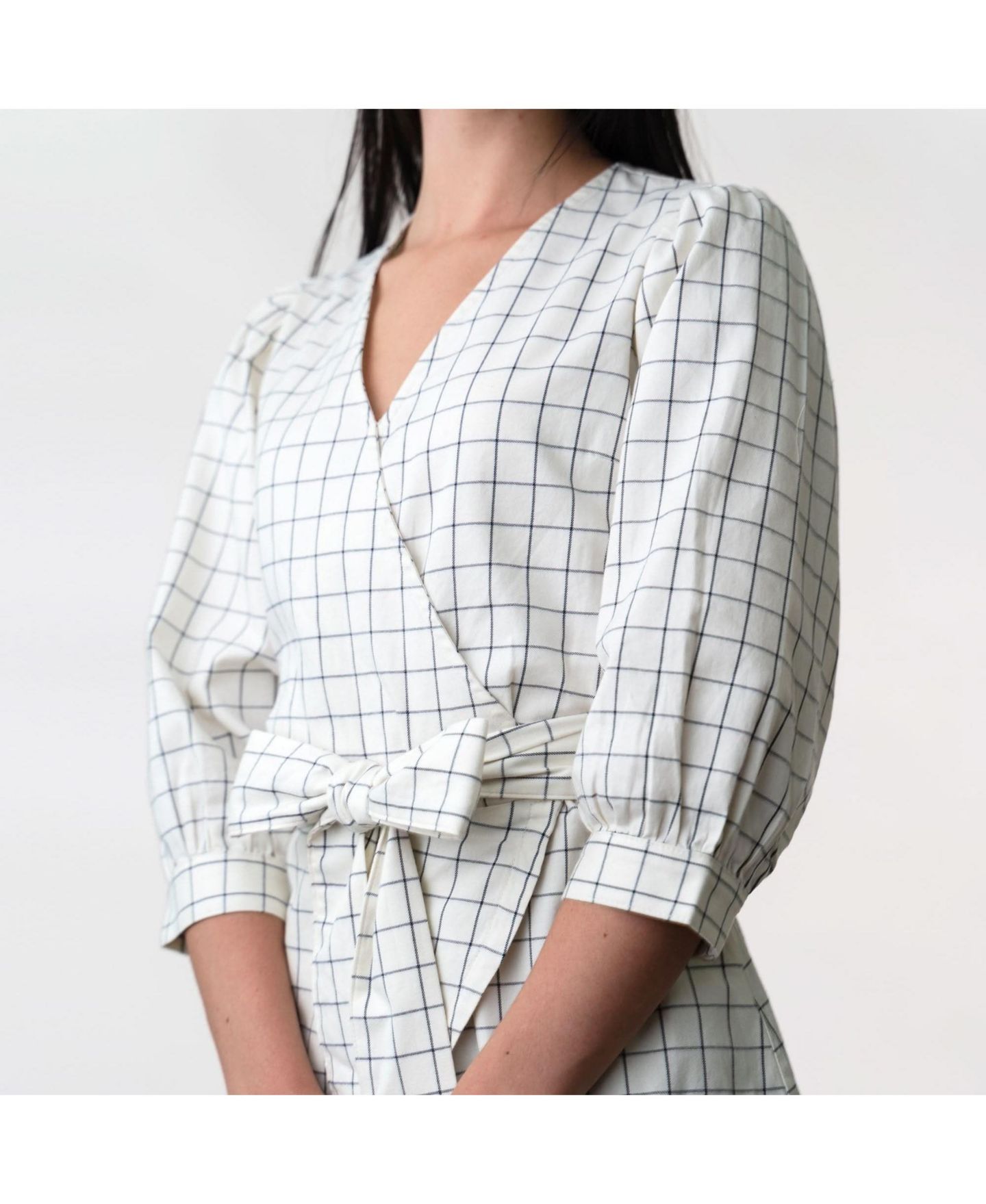 Женский топ Hope & Henry Puff Sleeve Wrap, цвет: Молочный / Тёмно-синий — фото 13