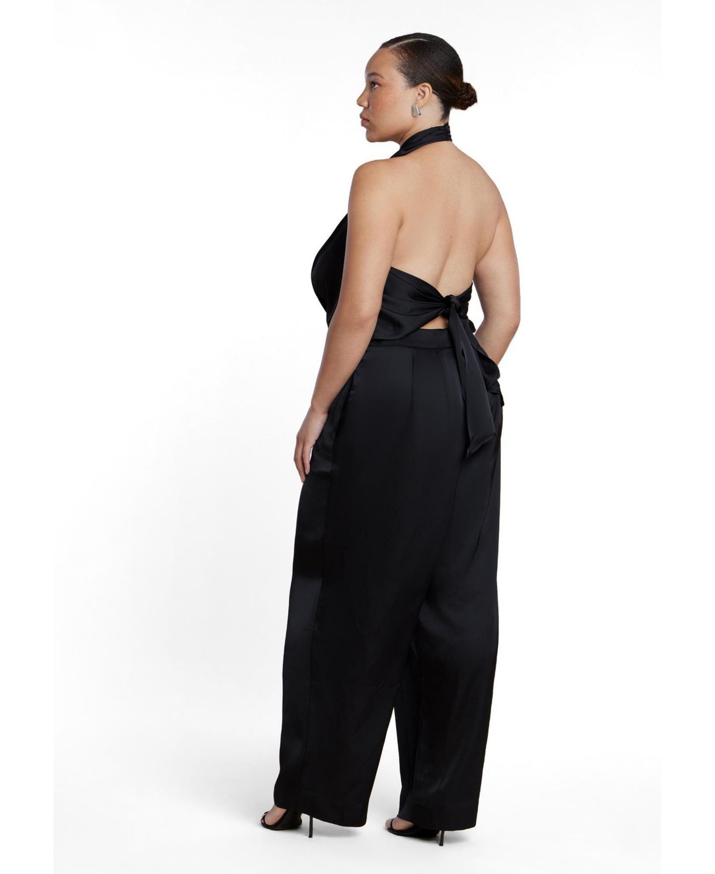 Женский комбинезон ELOQUII Plus Size Halter Cowl Neck Satin Jumpsuit, цвет: Чёрный оникс — фото 2