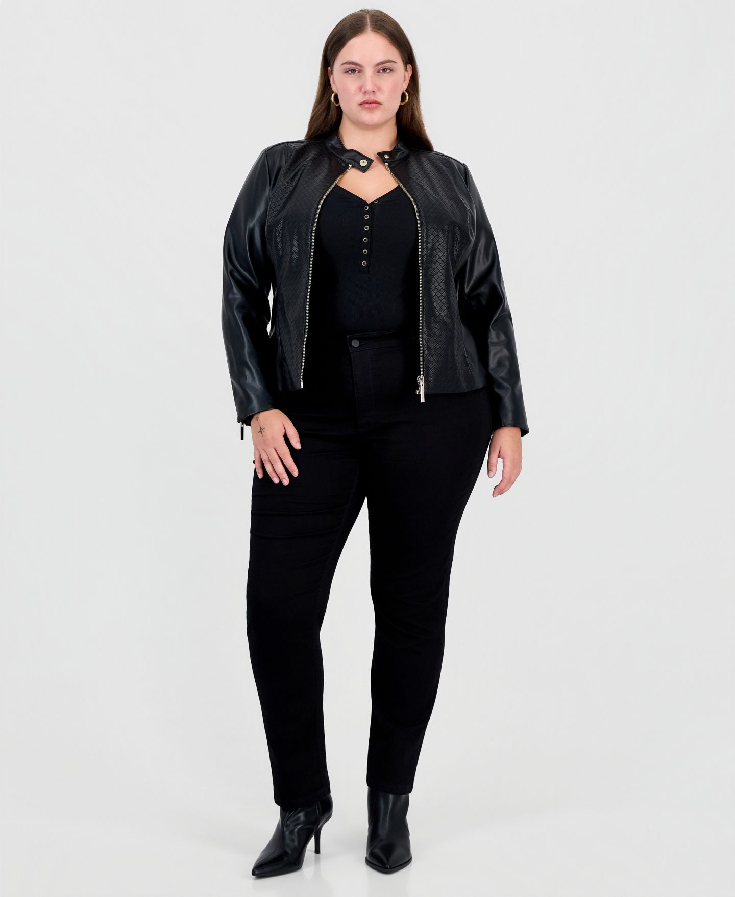 Женская куртка GUESS Plus Size Faux Leather Basketweave Moto, цвет: Чёрный — фото 7