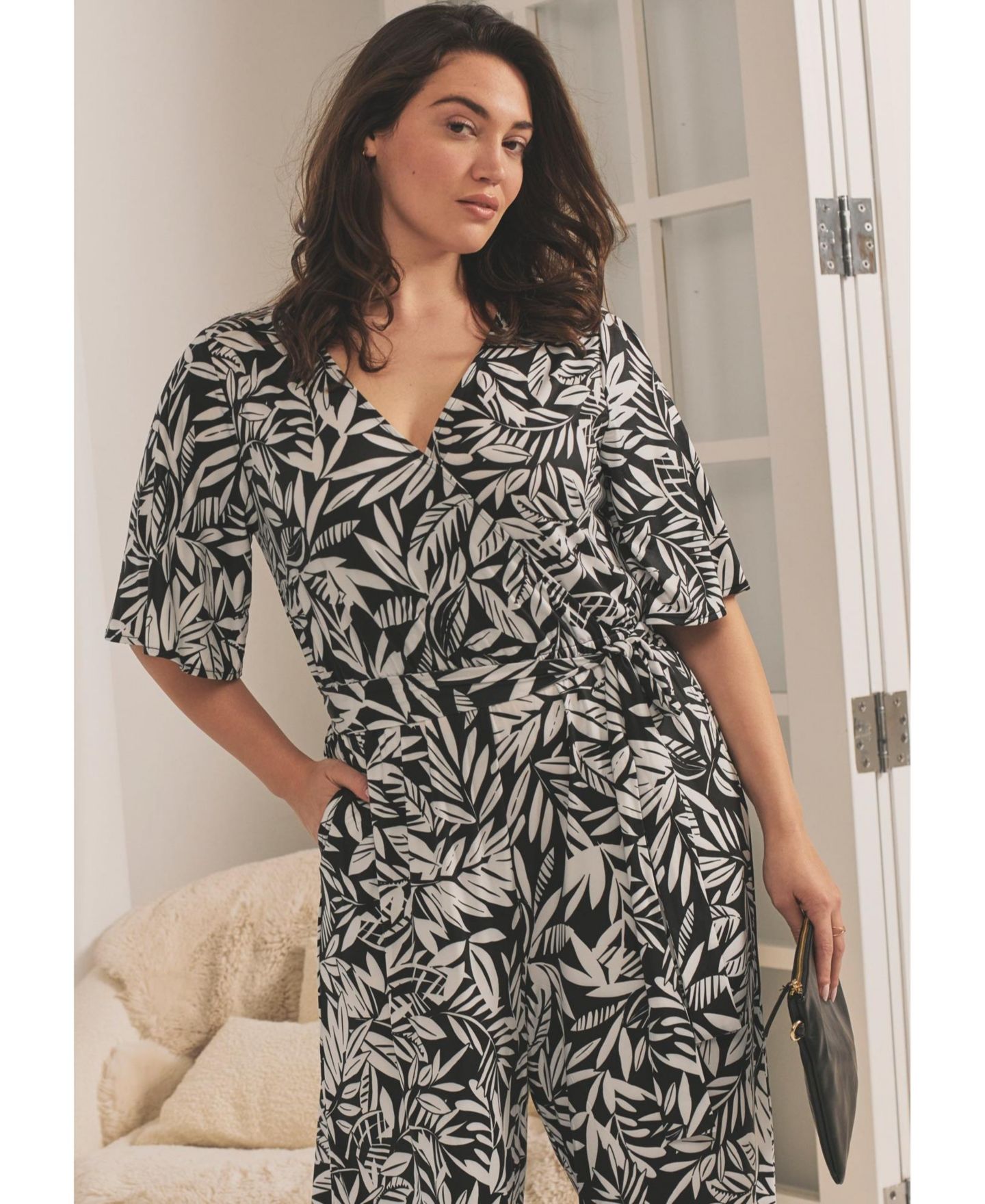 Женский комбинезон AVENUE Audrey Faux Wrap Jumpsuit, цвет: Чёрный белый — фото 3