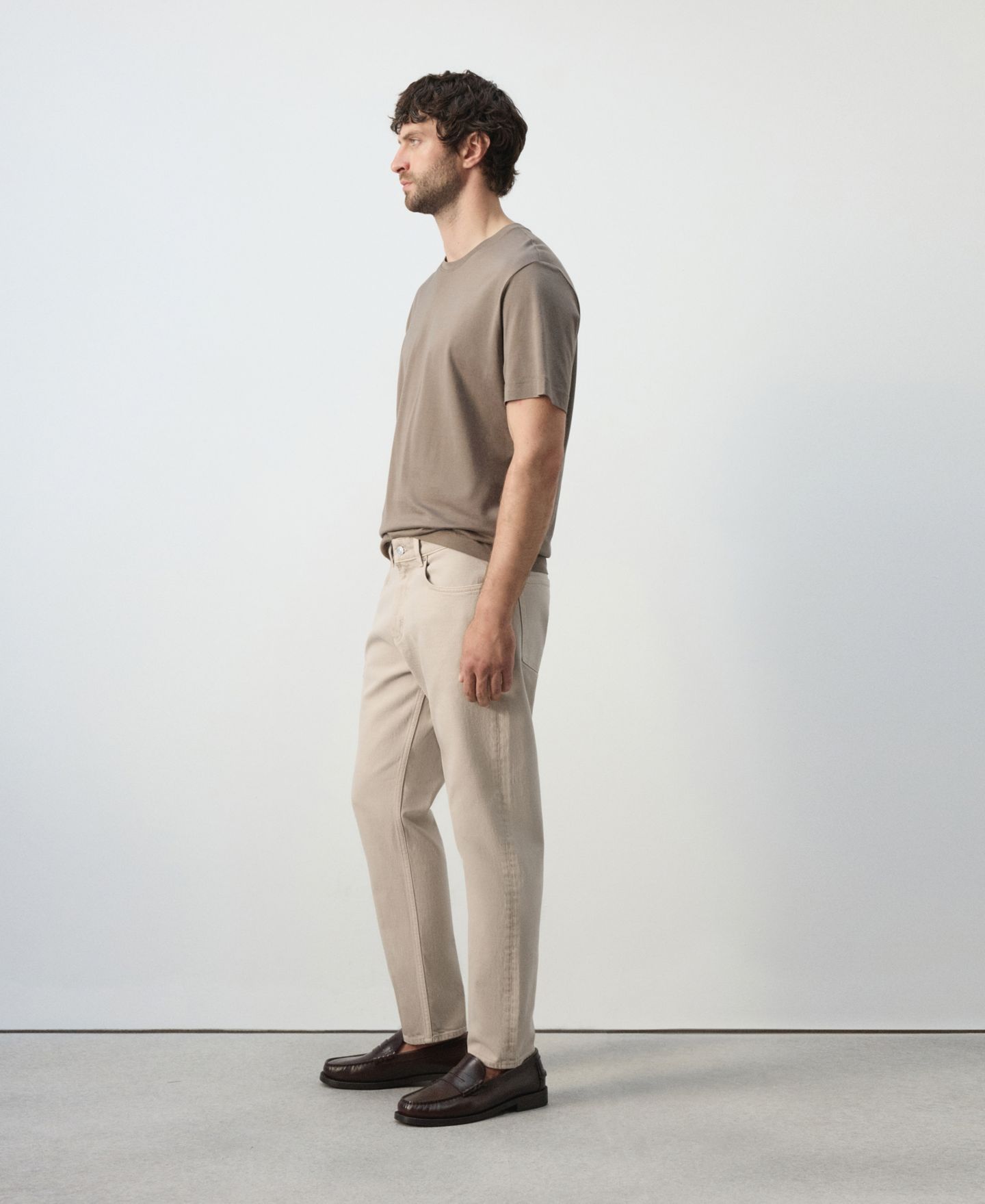 Мужские джинсы MANGO Ben Cropped Tapered-Fit, цвет: Бежевый — фото 2
