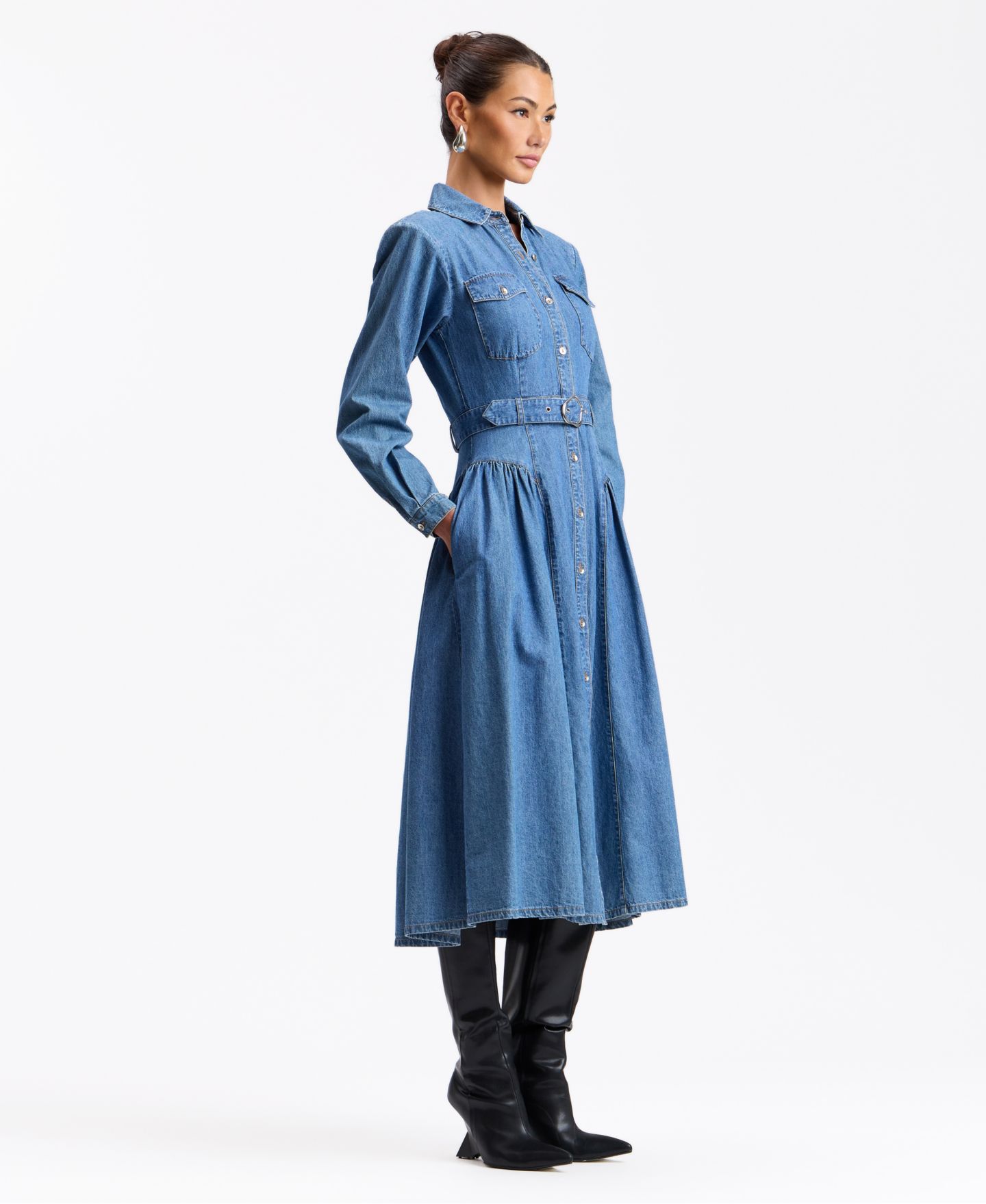 Женское платье Avec Les Filles Fit & Flare Belted Statement-Shoulder Denim Midi Shirt Dress, цвет: Варёный — фото 3