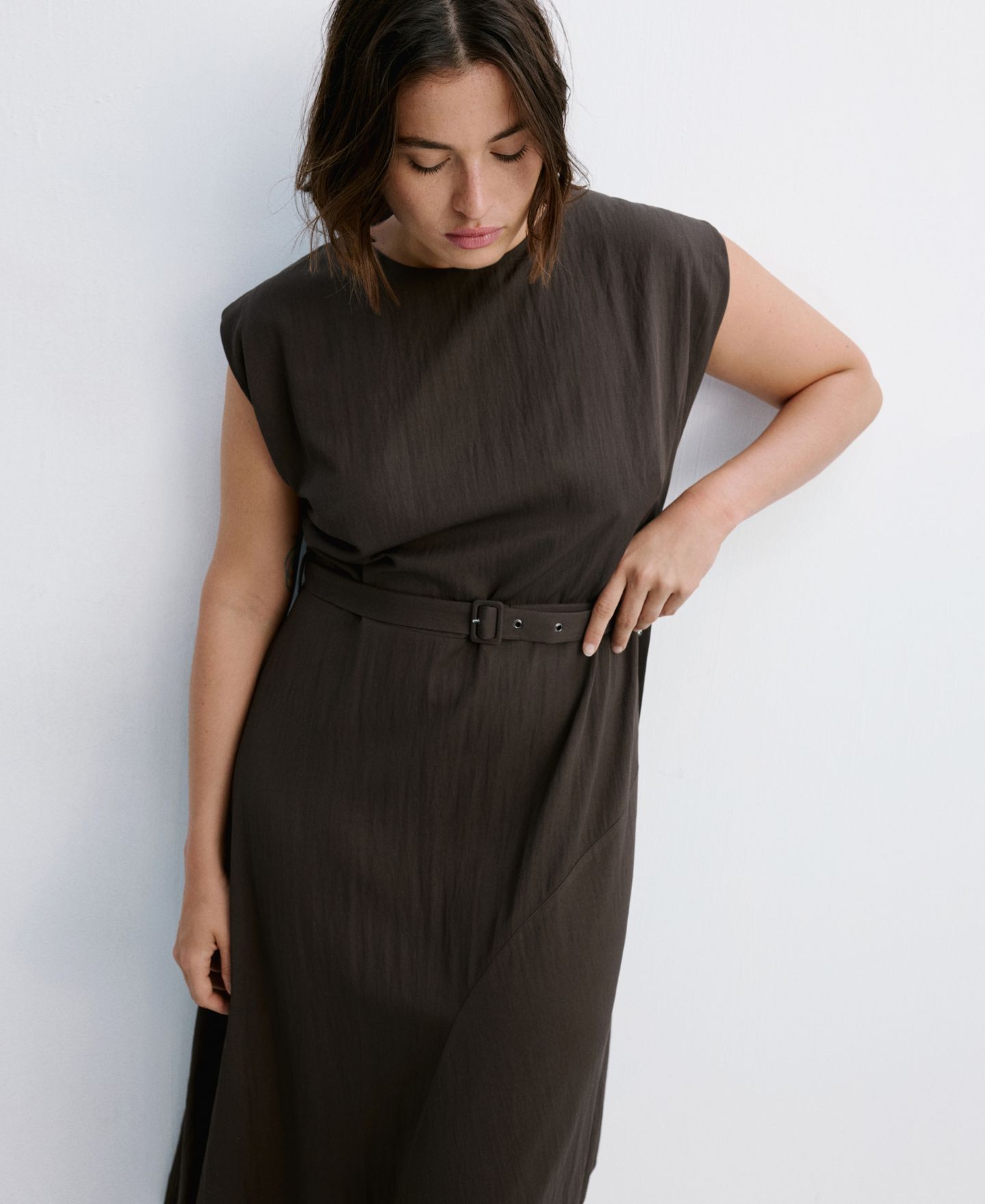 Женское платье Mango Belted Asymmetric Crewneck Midi, цвет: Коричневый — фото 5