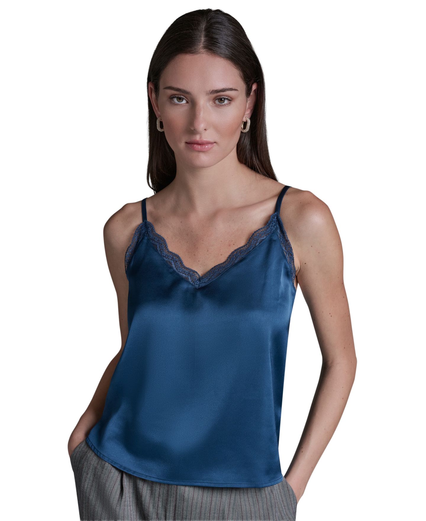 Женская блузка BCBG Lace Sleeveless V-Neck Cami Blouse, цвет: Индиго ночной — фото 1