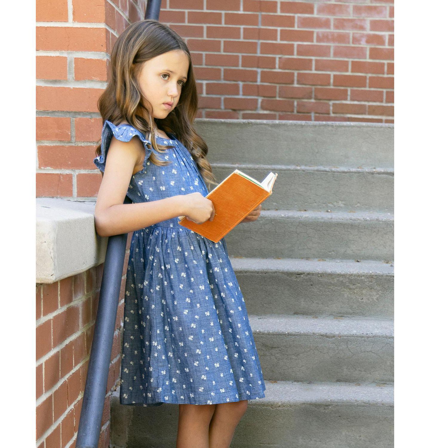 Платье Hope & Henry Chambray Smocked-Waist Ruffle-Sleeve Dress для девочек, цвет: Шамбре с принтом — фото 5