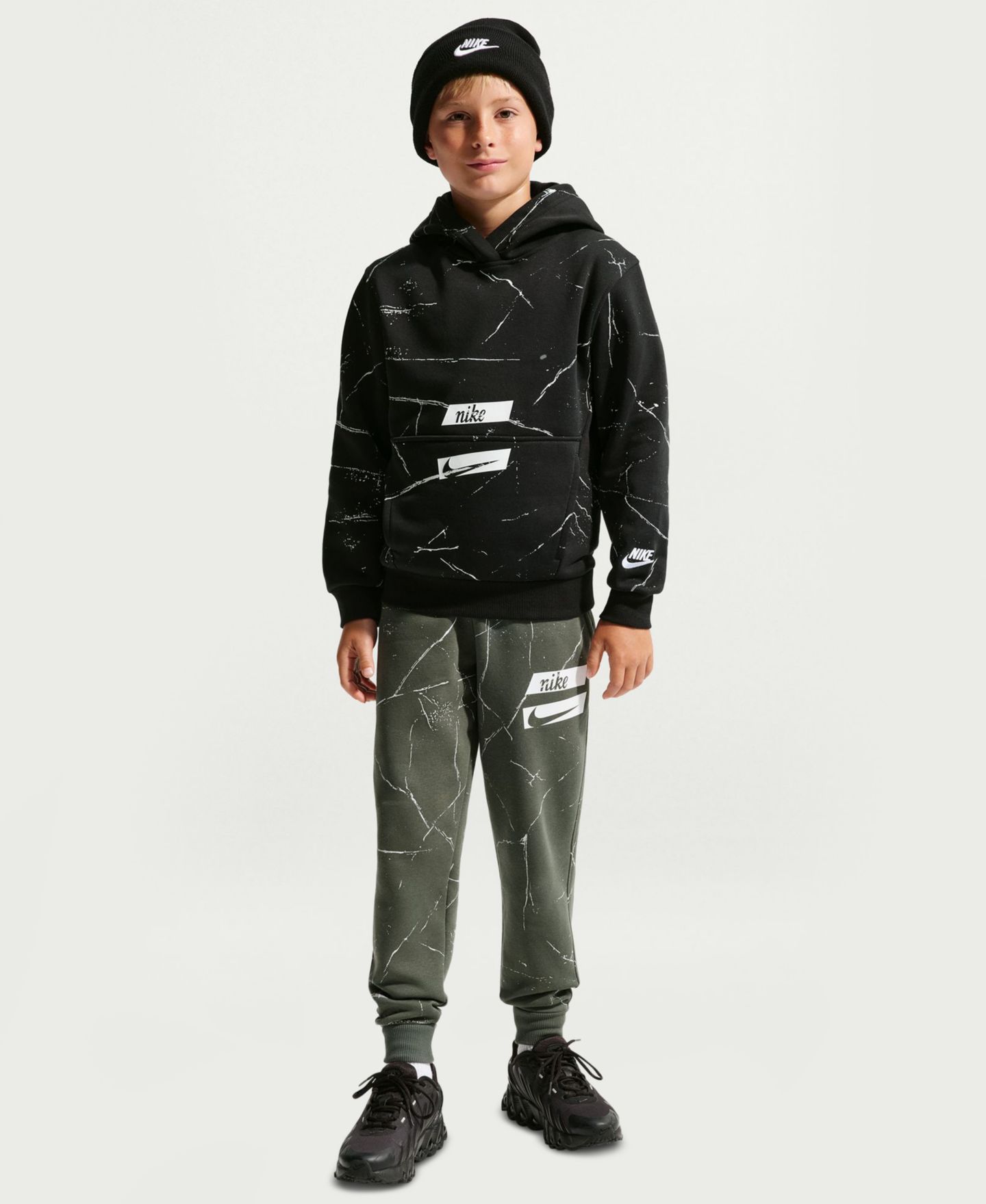 Детское худи Nike Sportswear Club Fleece Allover-Print Kangaroo Pocket Pullover, цвет: Чёрный / Белый — фото 2