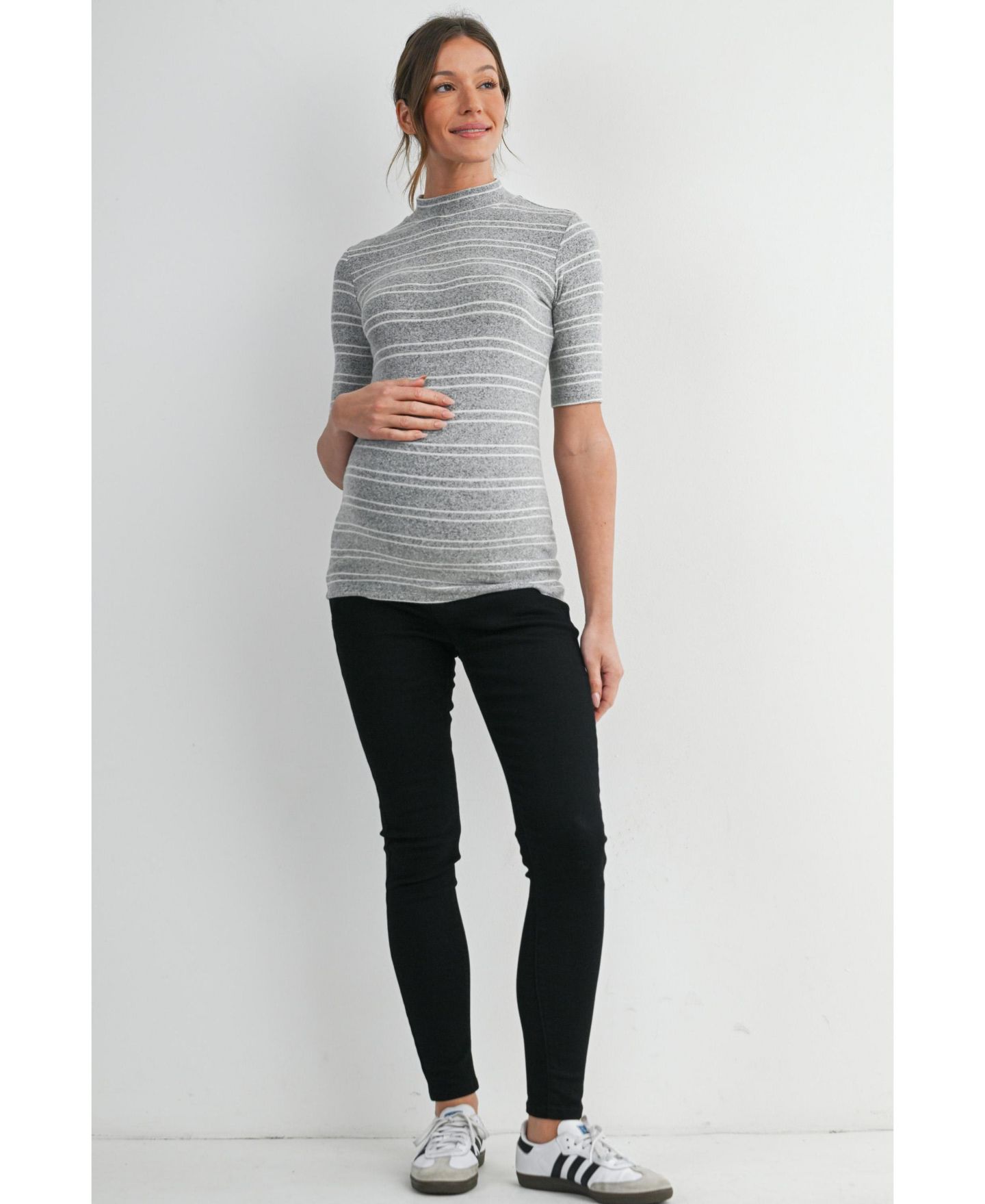 Женский топ Hello Miz Maternity Mock-Neck Striped Fitted Top, цвет: Серый — фото 4