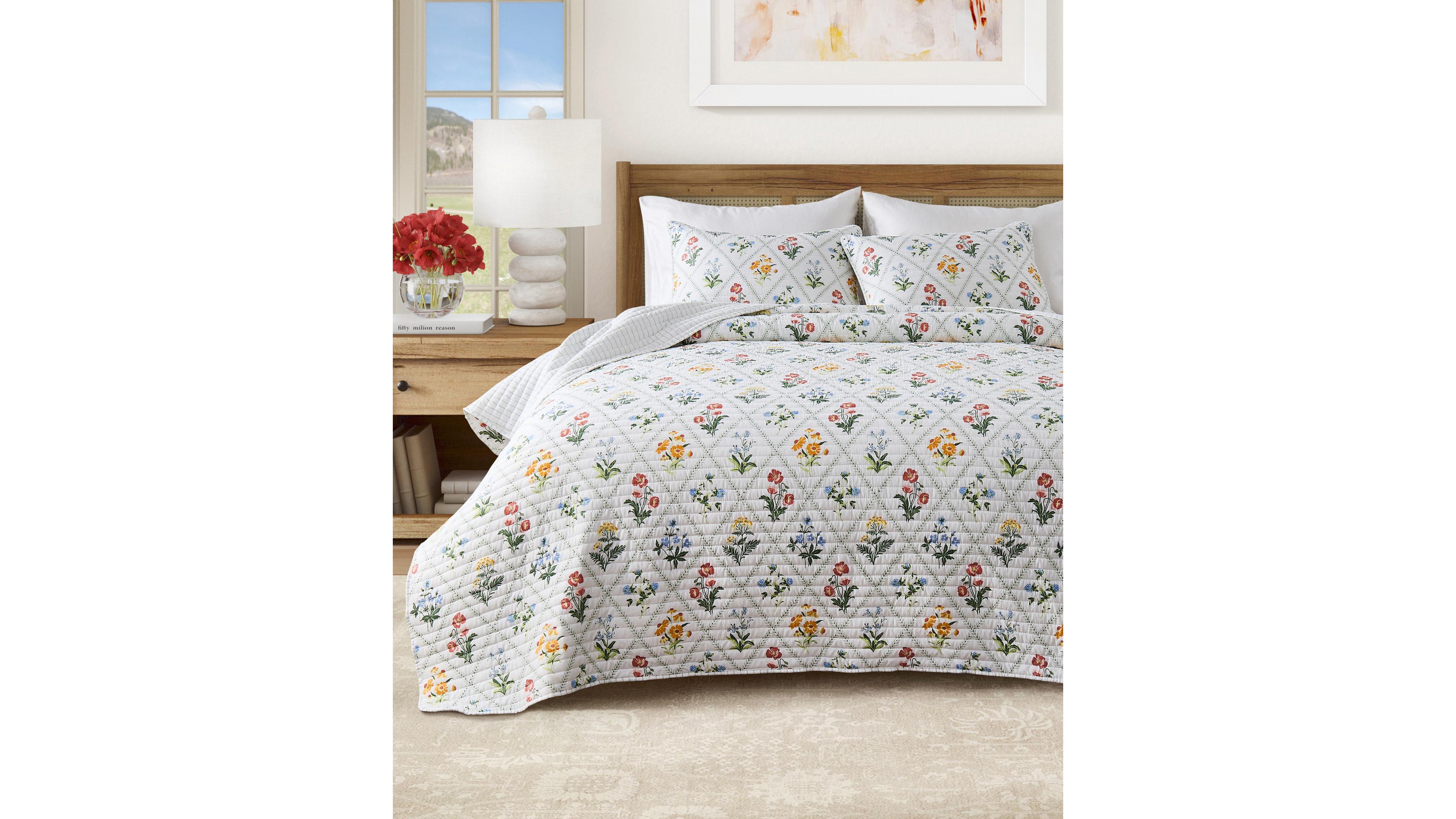 Linery & Co Floral Lattice Scalloped Quilt Set with Shams
