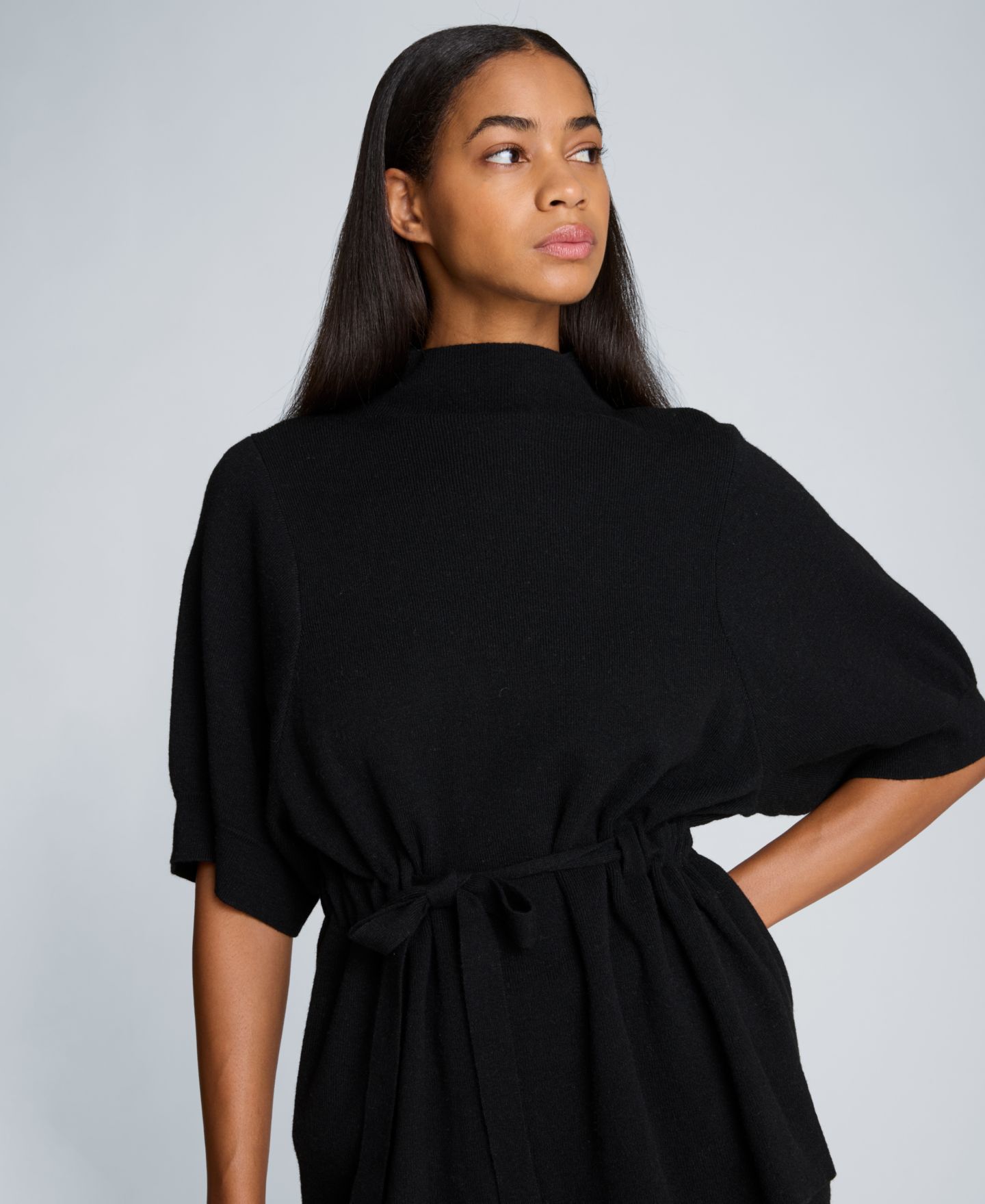 Женский свитер Kenneth Cole Short Sleeve Tunnel Belt Mockneck Knit, цвет: Чёрный — фото 3