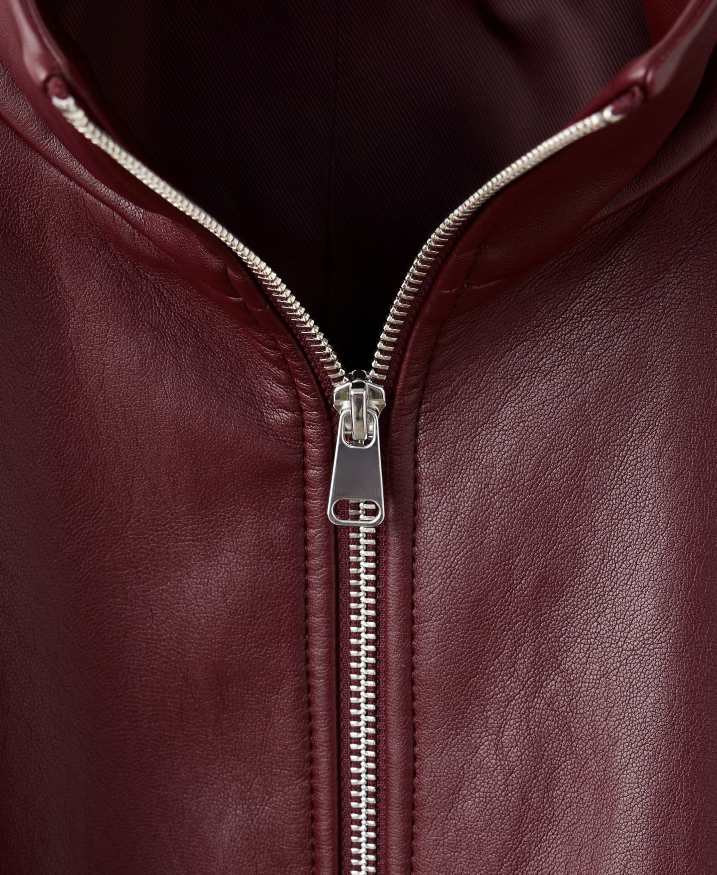 Женская куртка Mango Faux Leather Funnel Neck, цвет: Тёмно-бордовый — фото 2