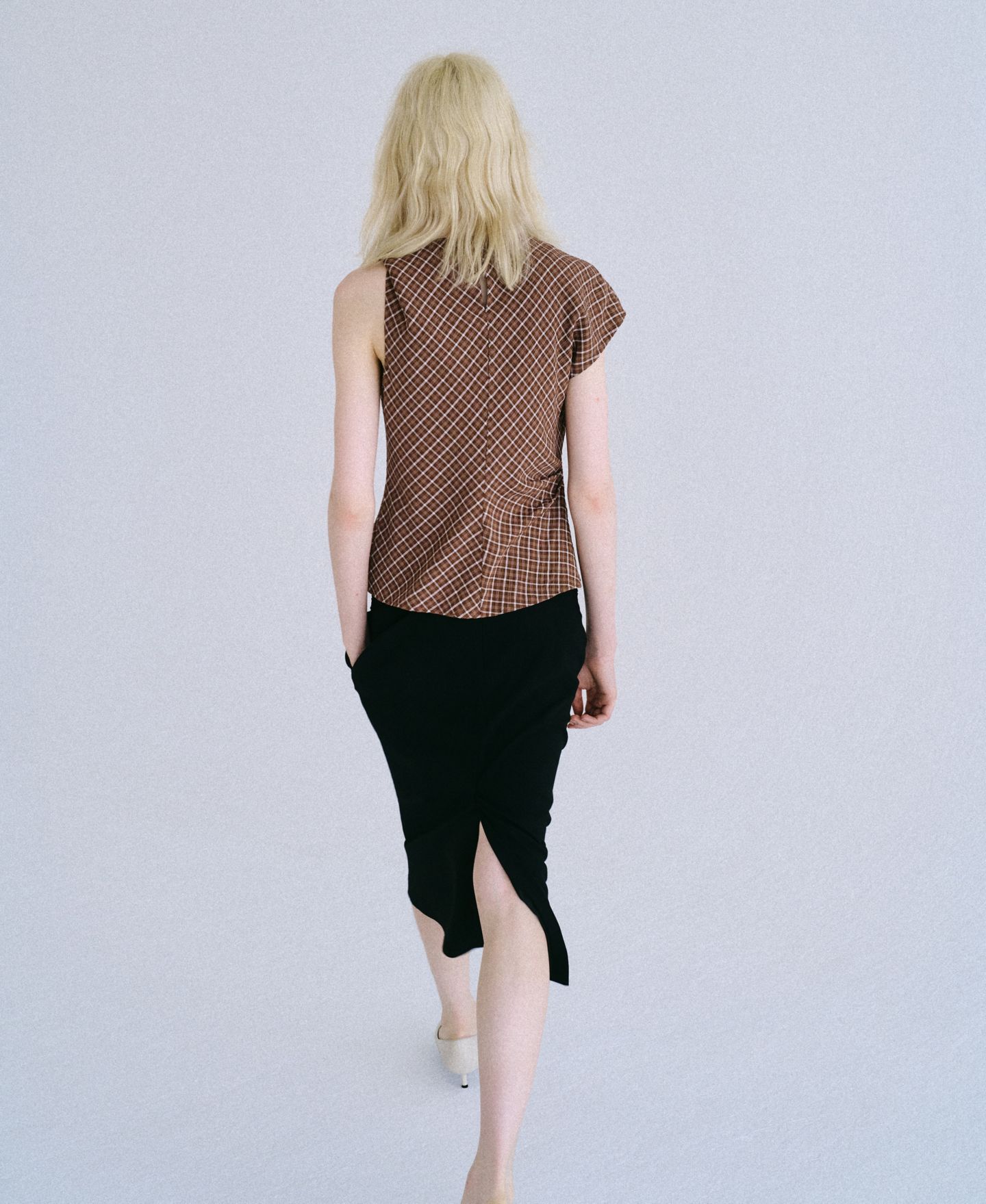 Женская блузка Mango Asymmetric Checked Sleeveless, цвет: Коричневый — фото 5