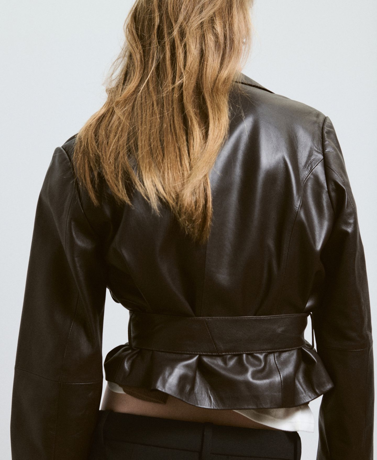 Женская куртка Mango Selection Leather Belted Cropped Trench, цвет: Шоколадный — фото 3