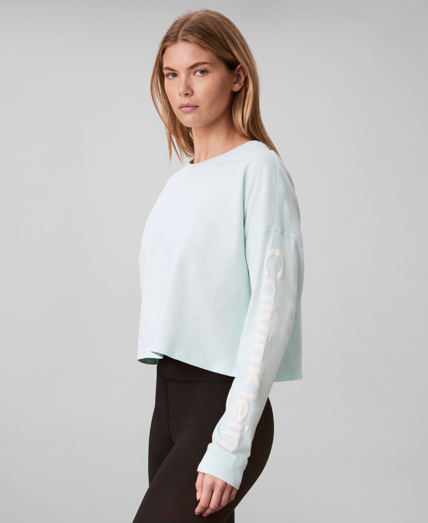 Женская футболка Calvin Klein Performance Puff Graphic Logo Long-Sleeve Cropped T-Shirt, цвет: Синий — фото 3