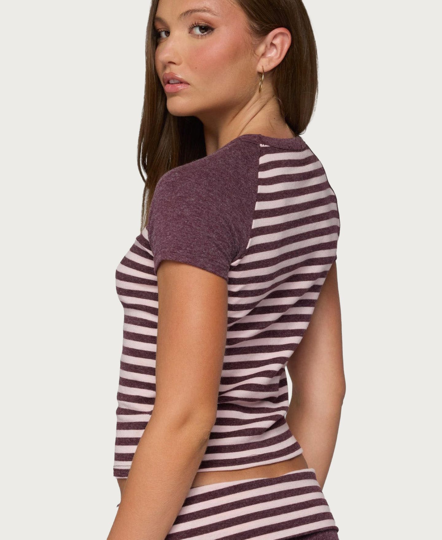 Женские футболки Stay Edikted Raglan-Sleeve Striped, цвет: Бордовый — фото 2