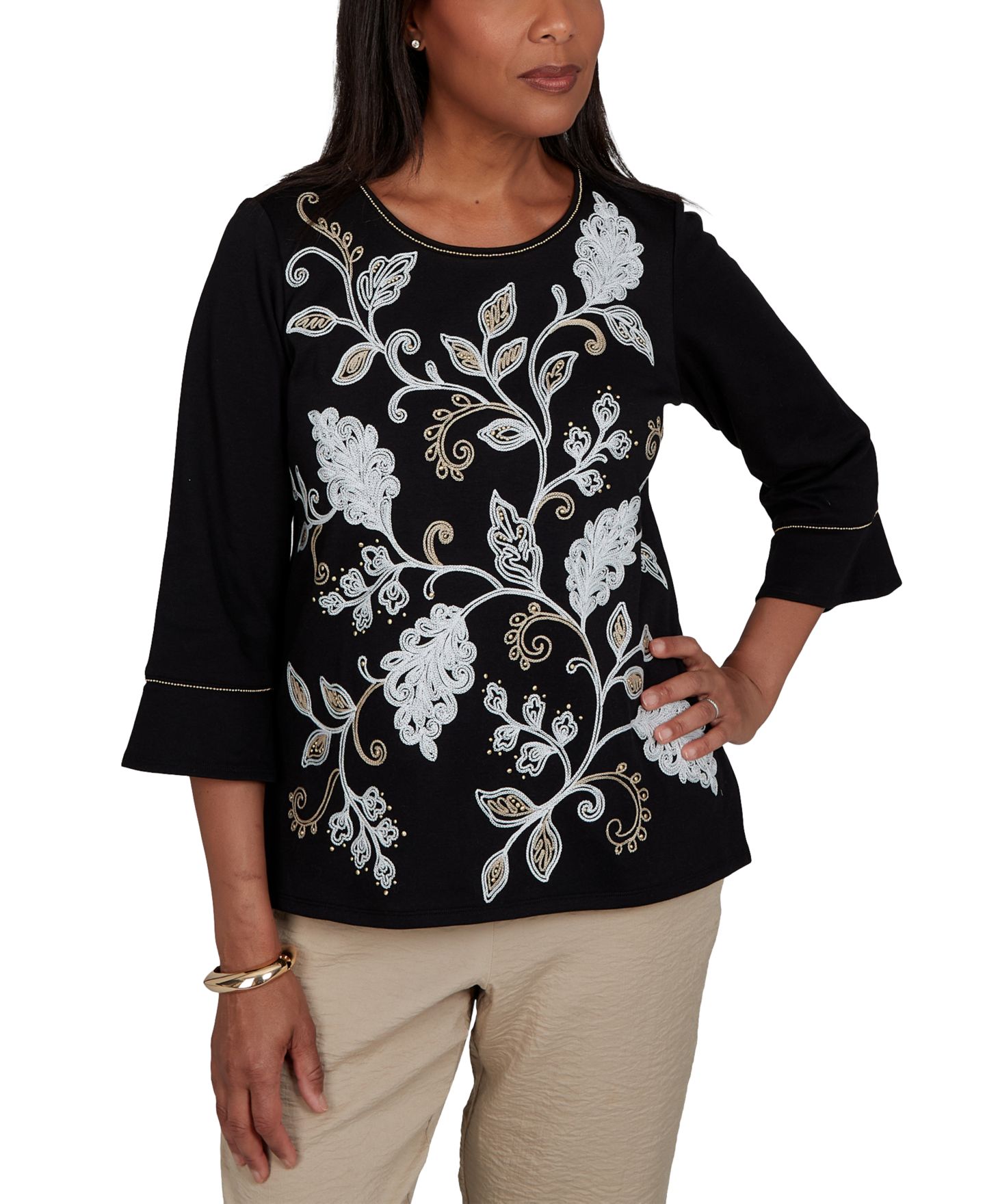 Женский топ Alfred Dunner Petite Travel Advisory Scroll Leaf Embroidered 3/4 Sleeve Crewneck, цвет: Эбеновый — фото 1
