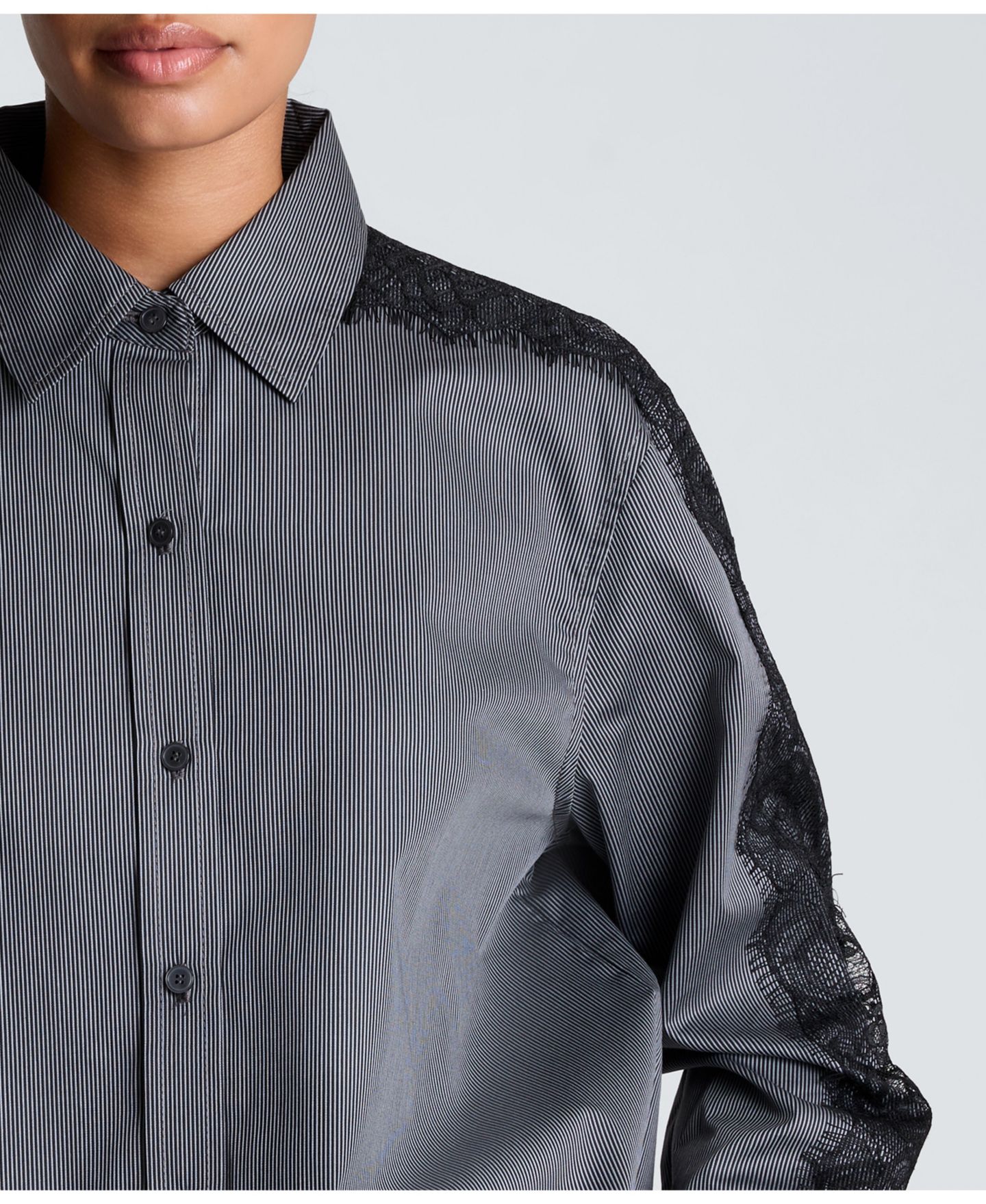 Женская рубашка Kenneth Cole Oversized Boyfriend Lace-Trim, цвет: Чёрный / Оловянный — фото 4