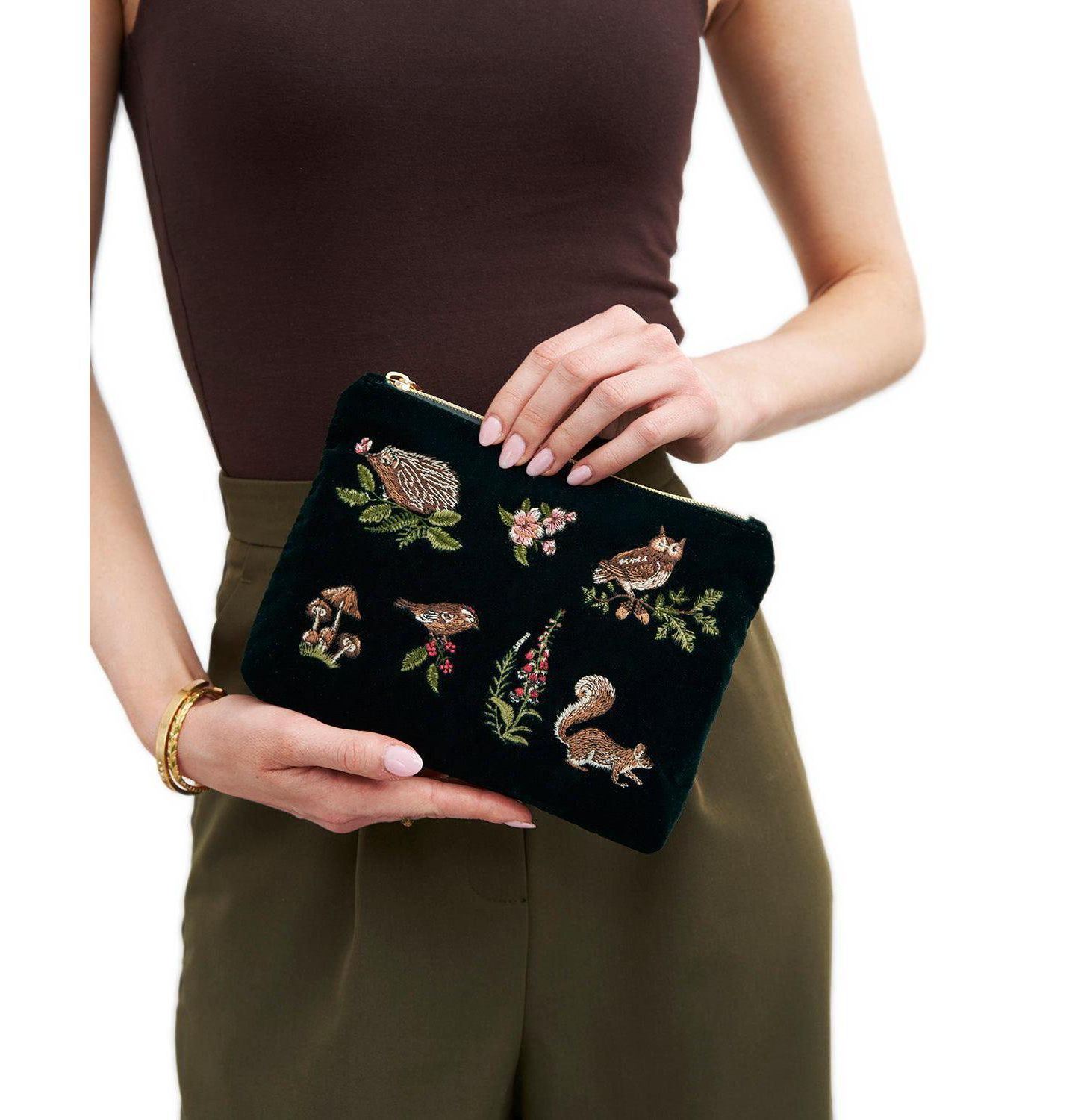 Женские кошельки Fable England Meadow Scene Embroidered Medium Pouch, цвет: Тёмно-зелёный — фото 2