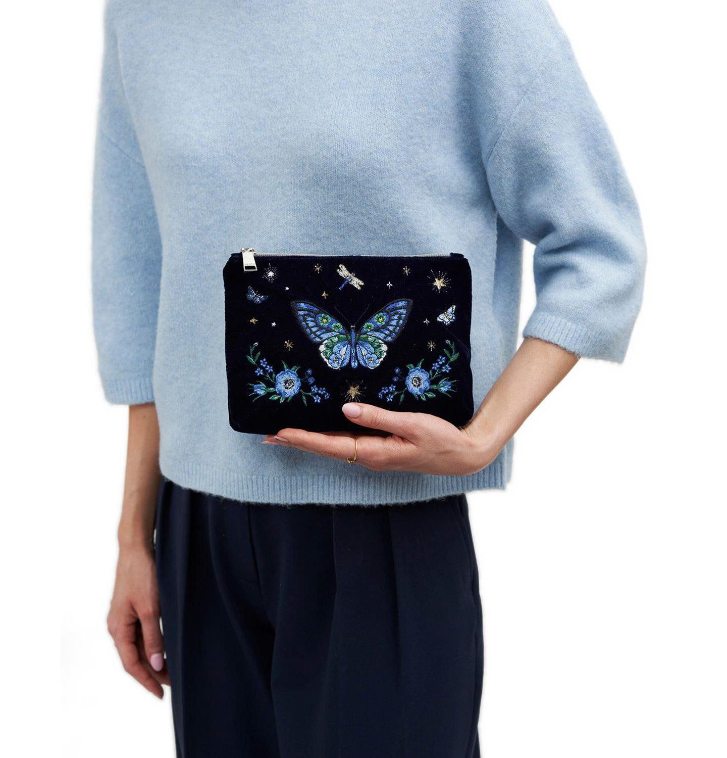 Женские кошельки Fable England Butterfly Embroidered Velvet Pouch, 8.2" x 5.9" x 0.7", цвет: Тёмно-синий — фото 2
