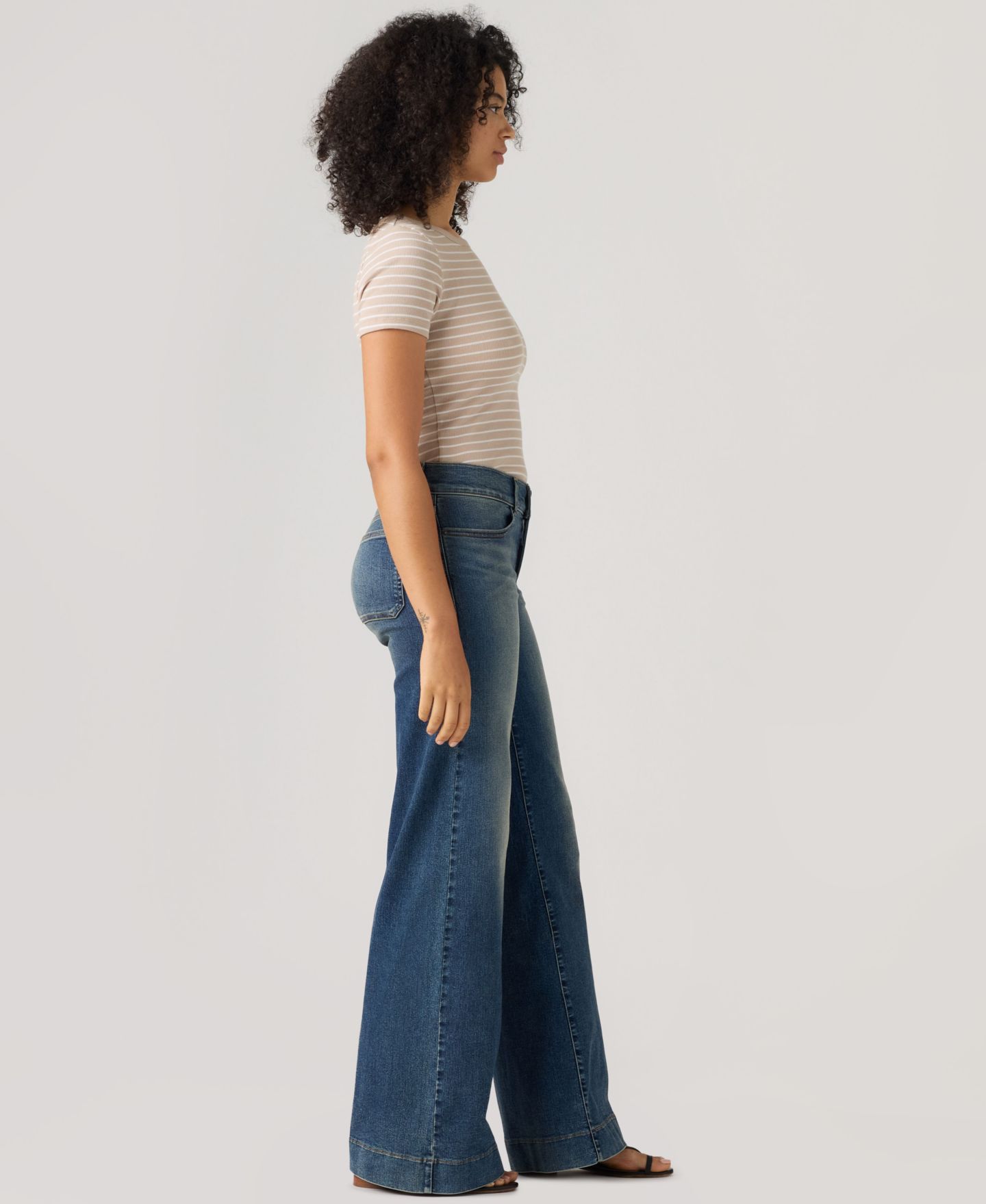 Женские джинсы Levi's 318 Mid-Rise Double-Button Wide-Leg, цвет: Leaving Late — фото 4
