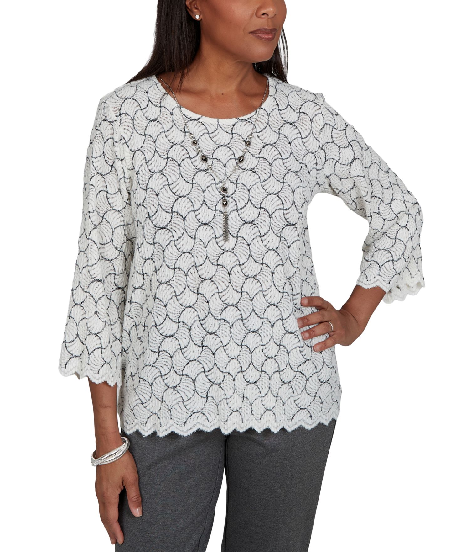 Женский свитер Alfred Dunner Petite Crewneck 3/4-Sleeve Scalloped-Edge Pullover, цвет: Слоновая кость — фото 3