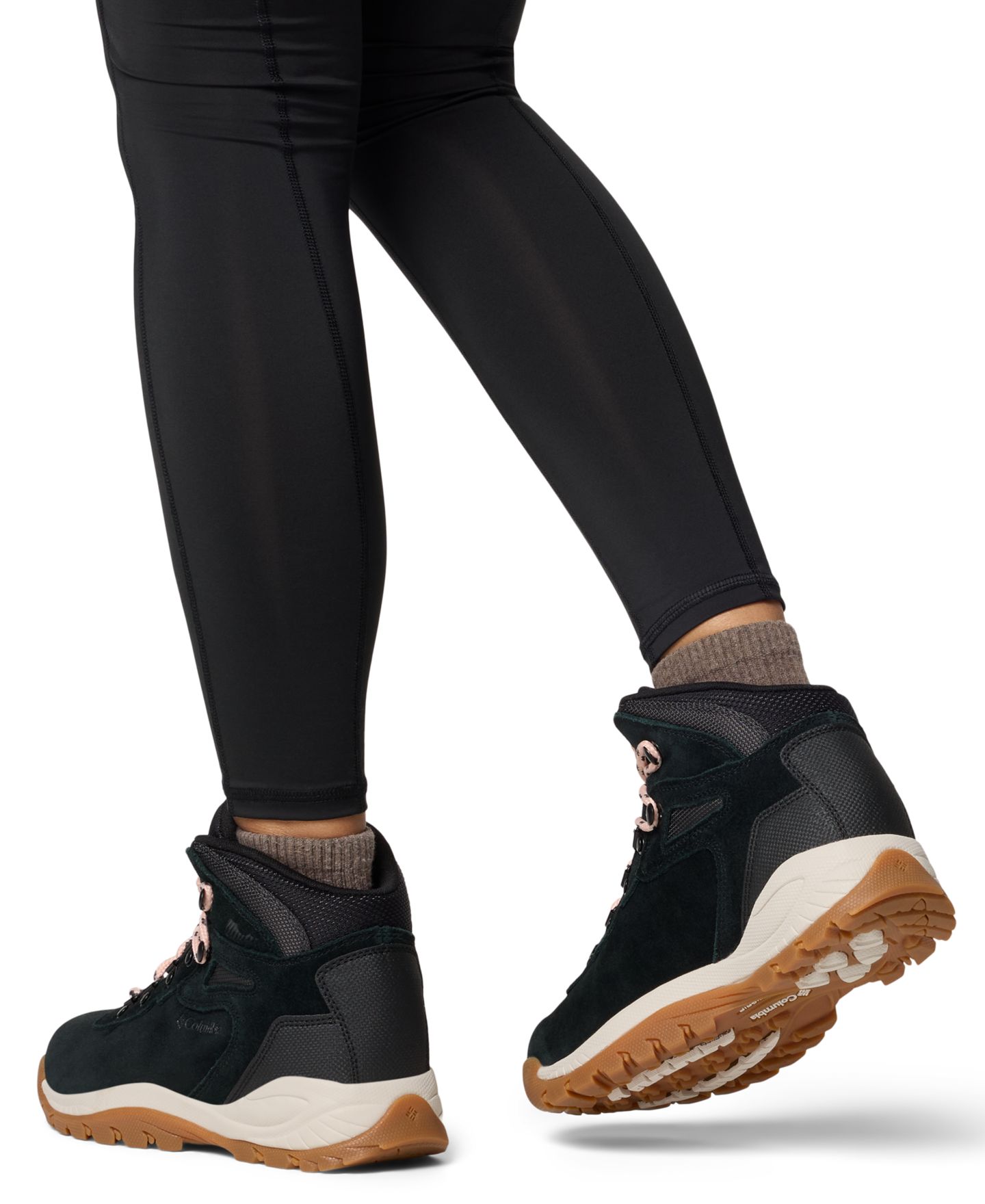 Женские ботинки Columbia Newton Ridge Plus Amped Waterproof Hiking Booties, цвет: Чёрный / Пудровый розовый — фото 2
