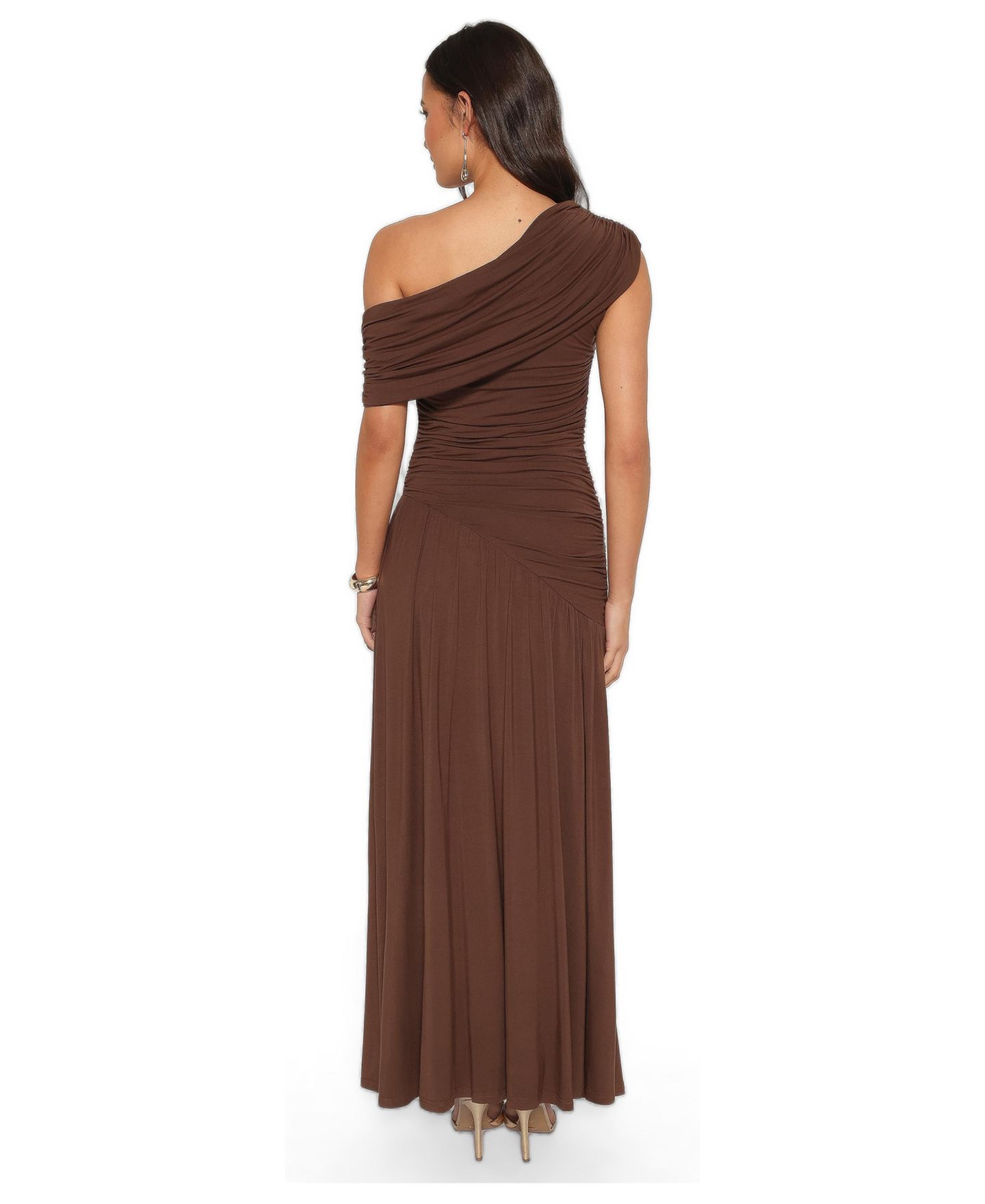Женское платье Petal and Pup Sharmay Asymmetrical Off-Shoulder Ruched Wedding Guest Maxi, цвет: Коричневый — фото 3
