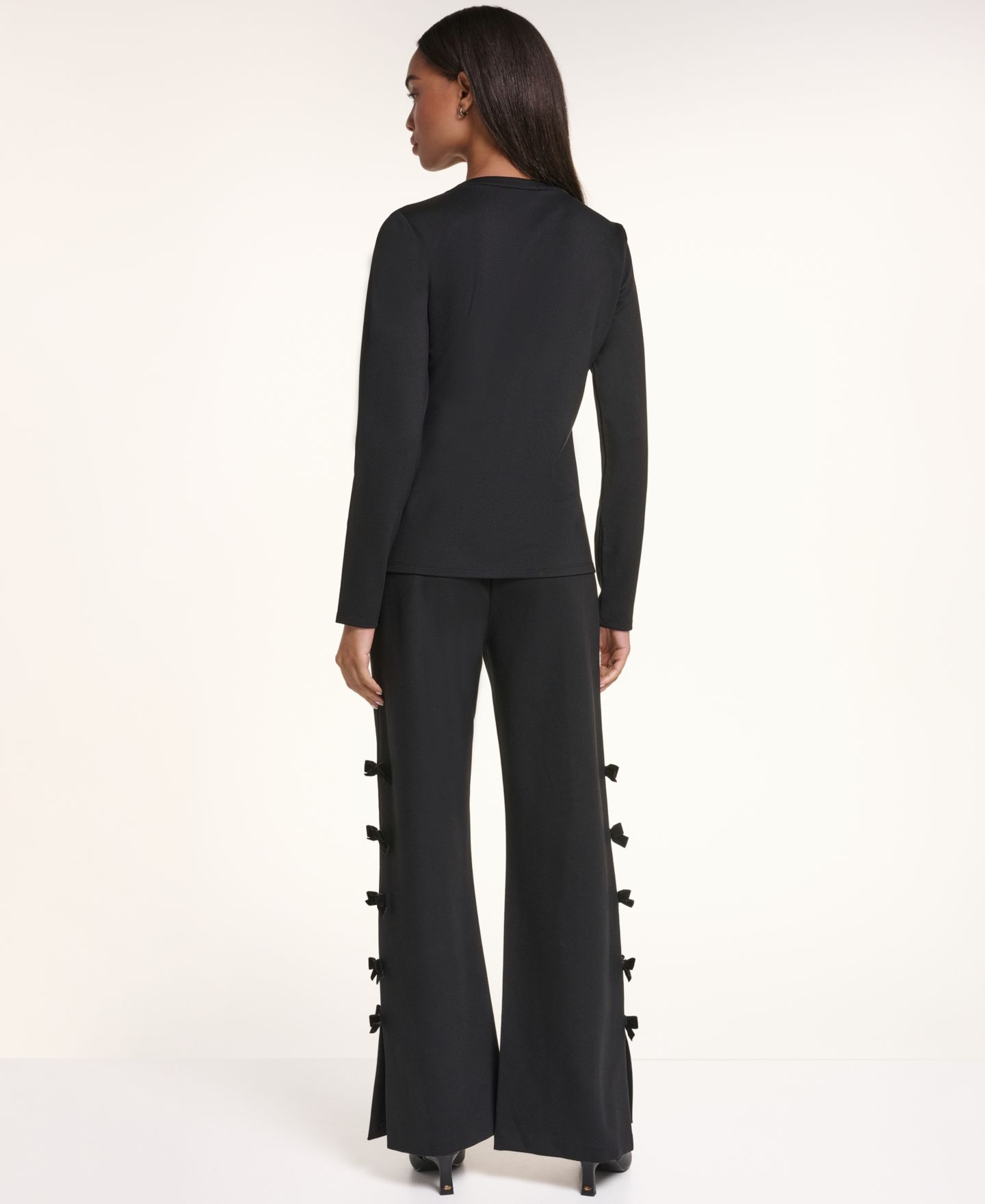 Женские брюки KARL LAGERFELD PARIS Petite Soft Set Bow Bottom Wide-Leg Velvet, цвет: Чёрный — фото 9