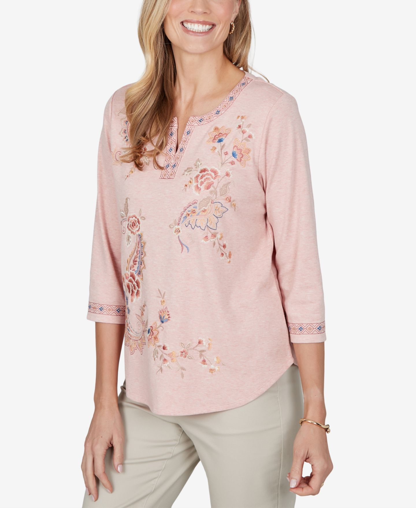 Женская блузка Alfred Dunner Petite 3/4-Sleeve Floral-Embroidered Henley, цвет: Абрикосовый — фото 2