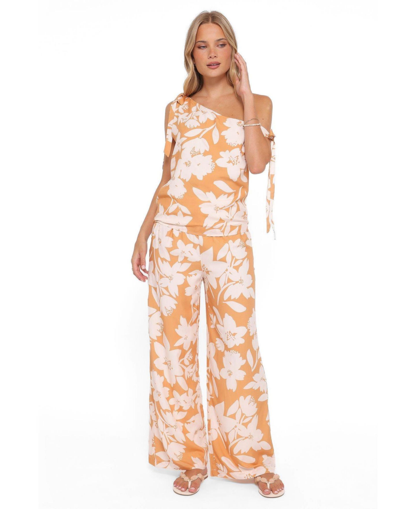Женский комплект Petal and Pup Flynn Off-Shoulder Floral Wide-Leg Top and Pants, 2-Piece Set, цвет: Жёлтый с принтом — фото 1