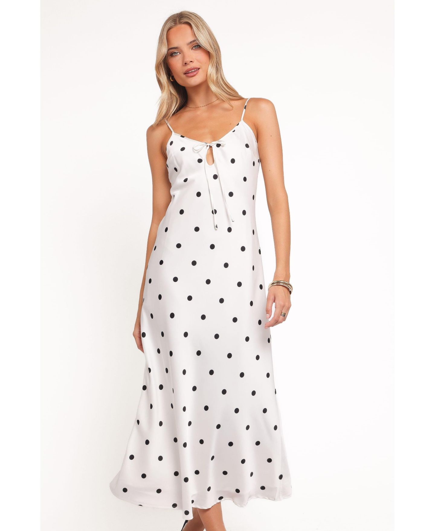 Женское платье Petal and Pup Jamila V-Neck Sleeveless Midi, цвет: Белый в горошек — фото 4