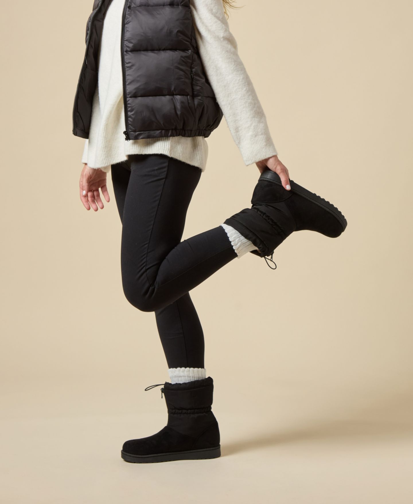 Женские ботинки White Mountain Issy Faux Fur-Lined Booties, цвет: Чёрный — фото 3