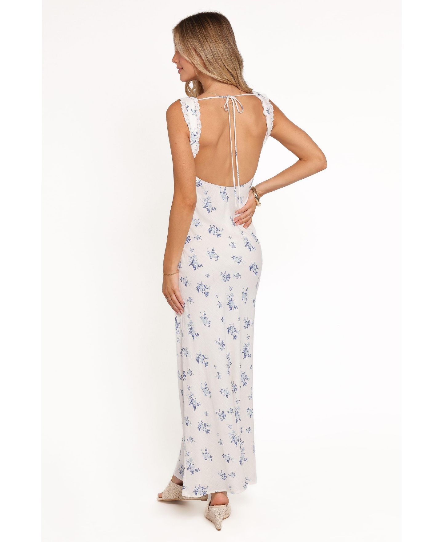 Женское платье Petal and Pup Sakara Square-Neck Open-Back Maxi, цвет: Синий с принтом — фото 3