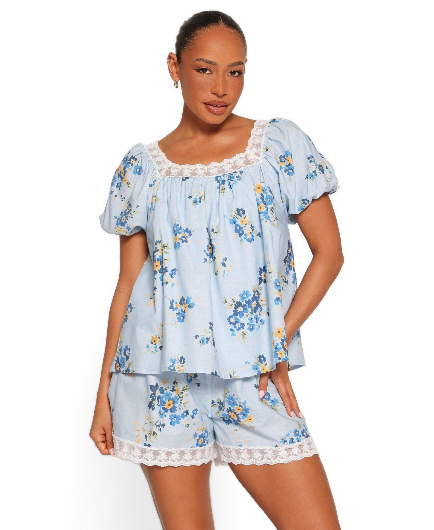 Женский комплект Petal and Pup Fawna Square Neckline Puff-Sleeve Top and Shorts, 2-Piece Set, цвет: Синий с принтом — фото 1