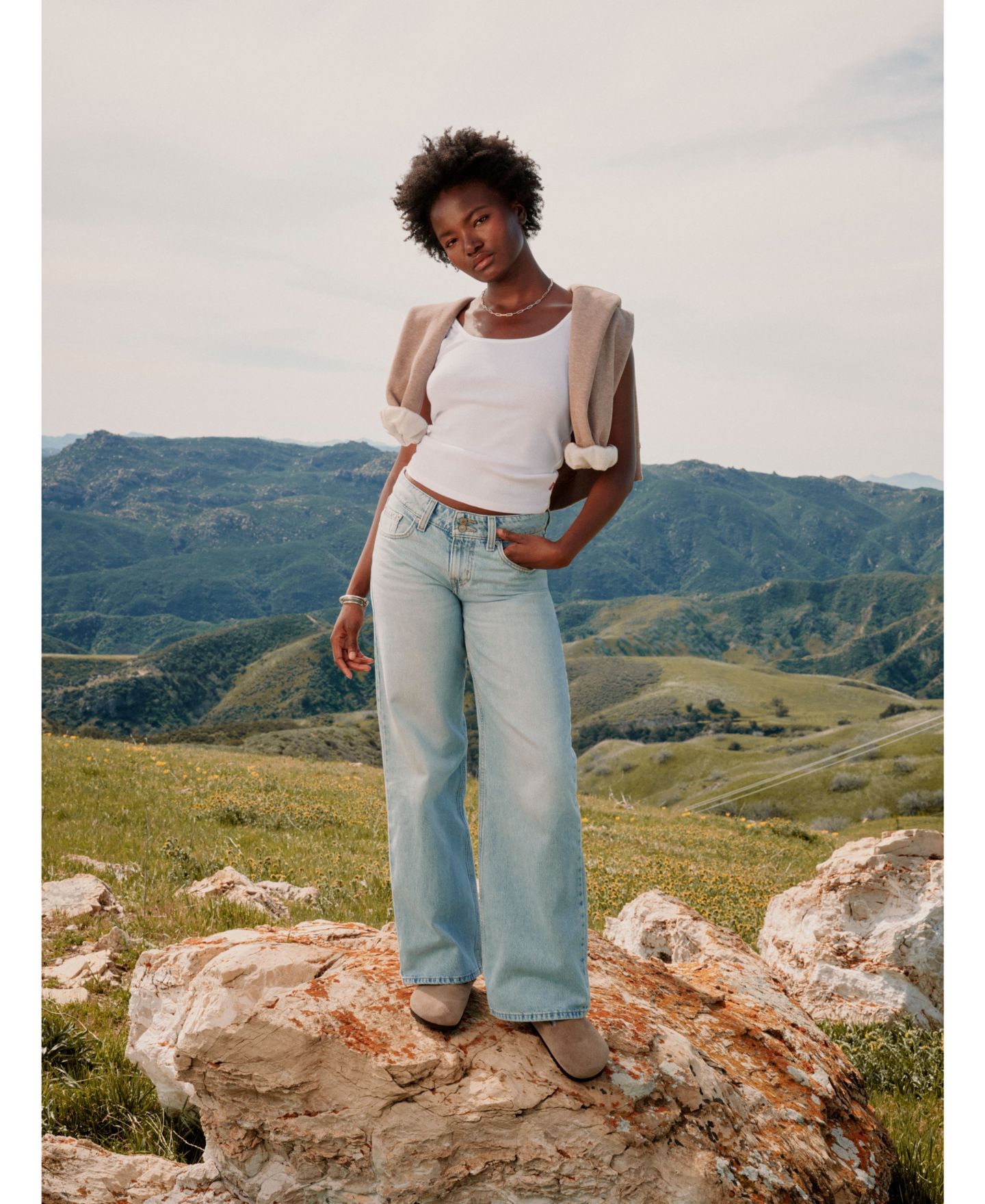 Женские джинсы Levi's Super-Low Double-Button Relaxed-Fit Denim Jeans, цвет: Abraided Art — фото 4