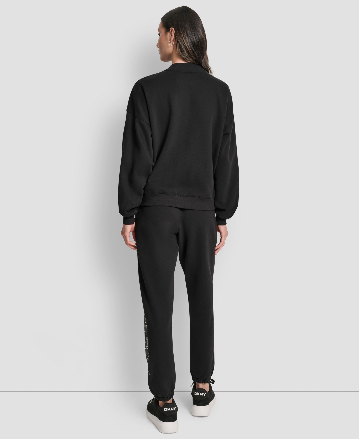 Женская толстовка DKNY Sport Arched Rhinestone Varsity Logo Graphic Long-Sleeve Crewneck, цвет: Чёрный — фото 5