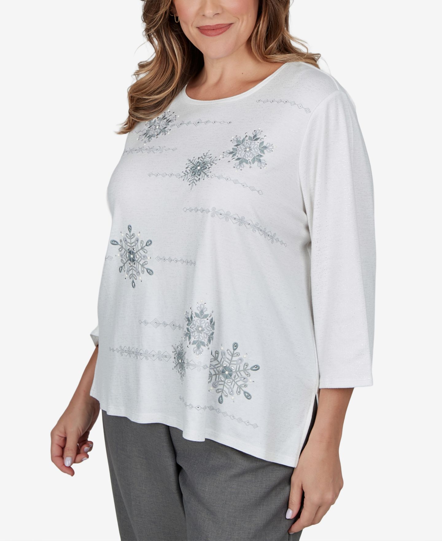 Женская футболка Alfred Dunner Plus Size Snowflake-Print Crewneck 3/4-Sleeve Cotton-Blend, цвет: Слоновая кость — фото 2