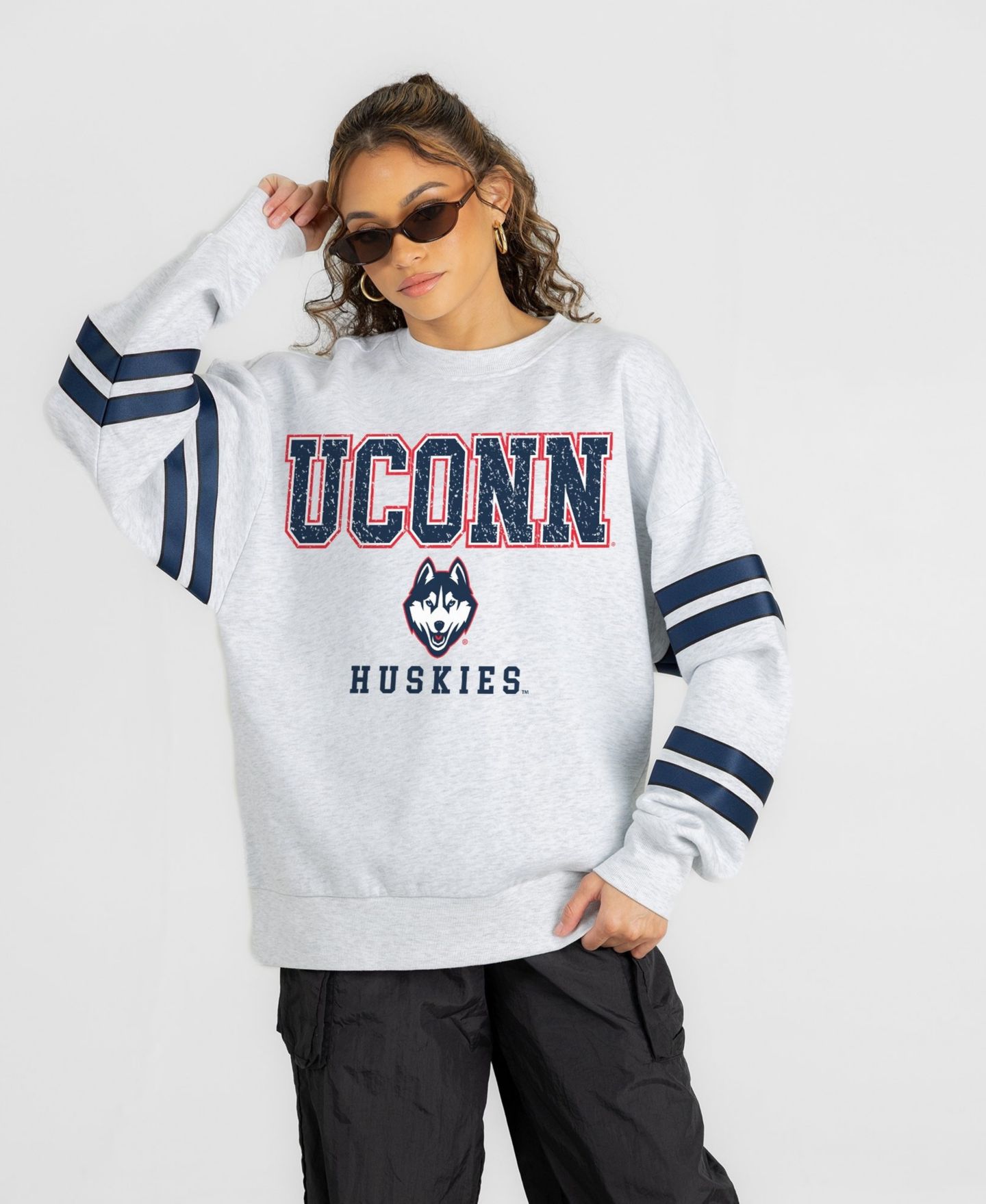 Женская толстовка Gameday Couture Ash UConn Huskies Stadium Stripes Oversized Fleece — фото 1