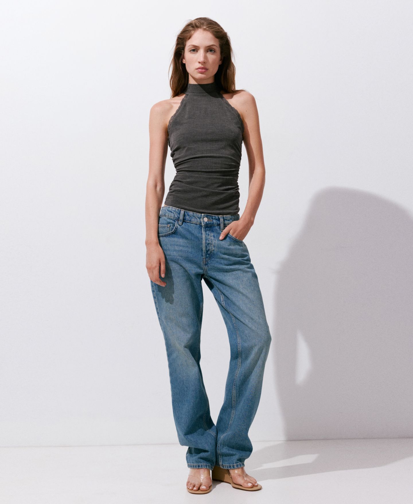 Женский топ Mango Sleeveless High-Neck Fitted, цвет: Серый — фото 2
