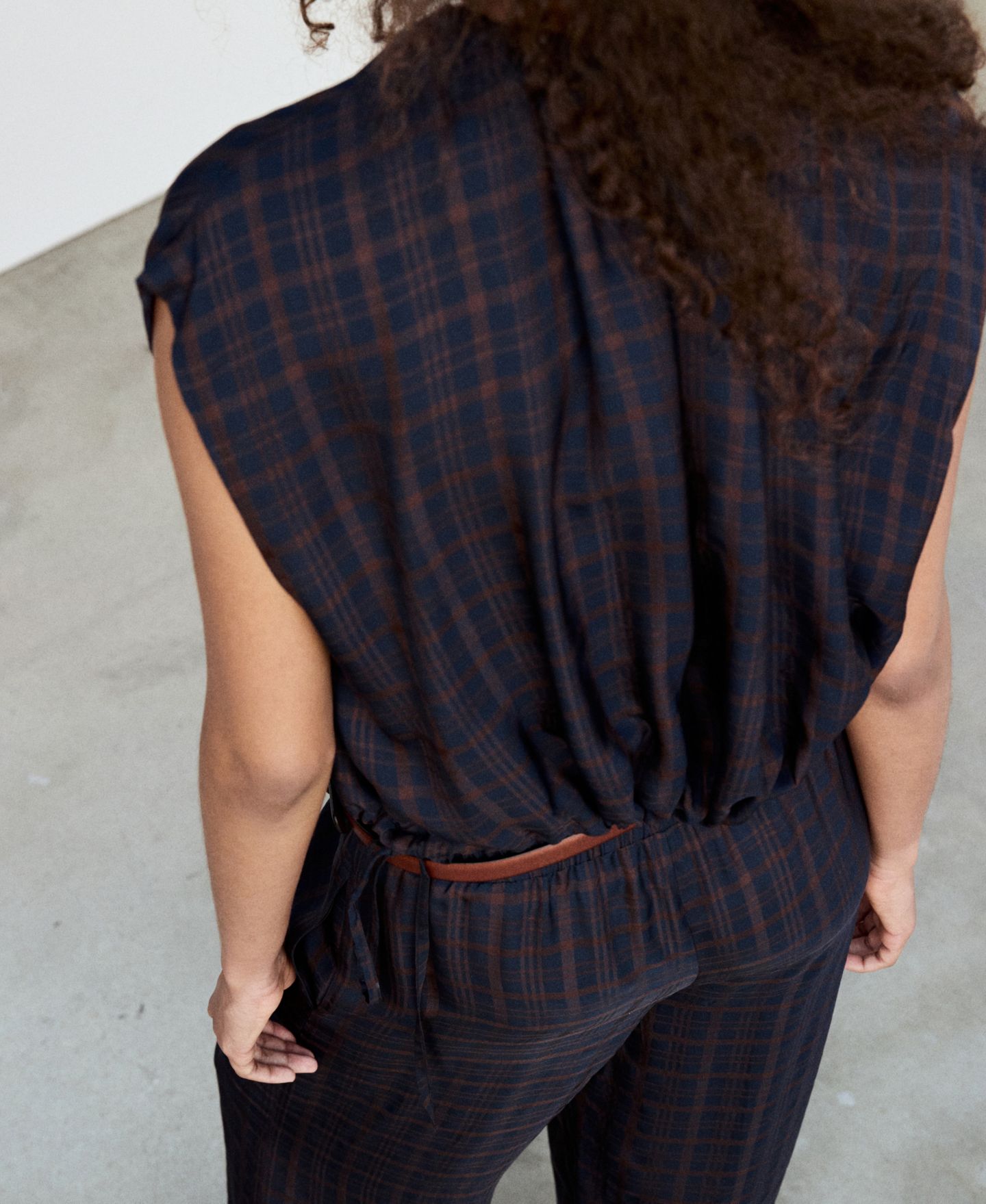 Женская блузка Mango Plaid Gathered Sleeveless, цвет: Синий — фото 4