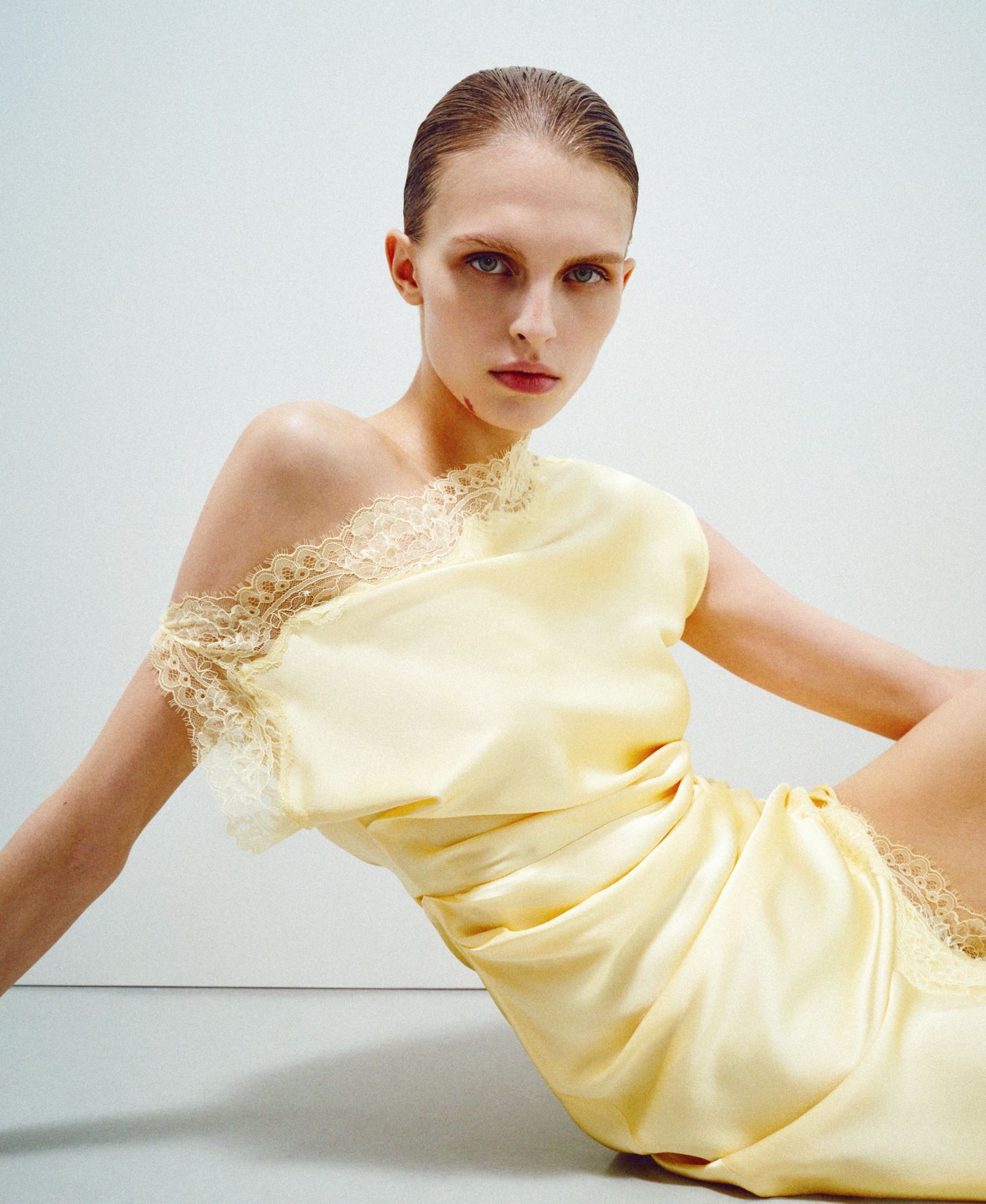 Женское платье Mango One Shoulder Asymmetrical Lace Details, цвет: Пастельный жёлтый — фото 4