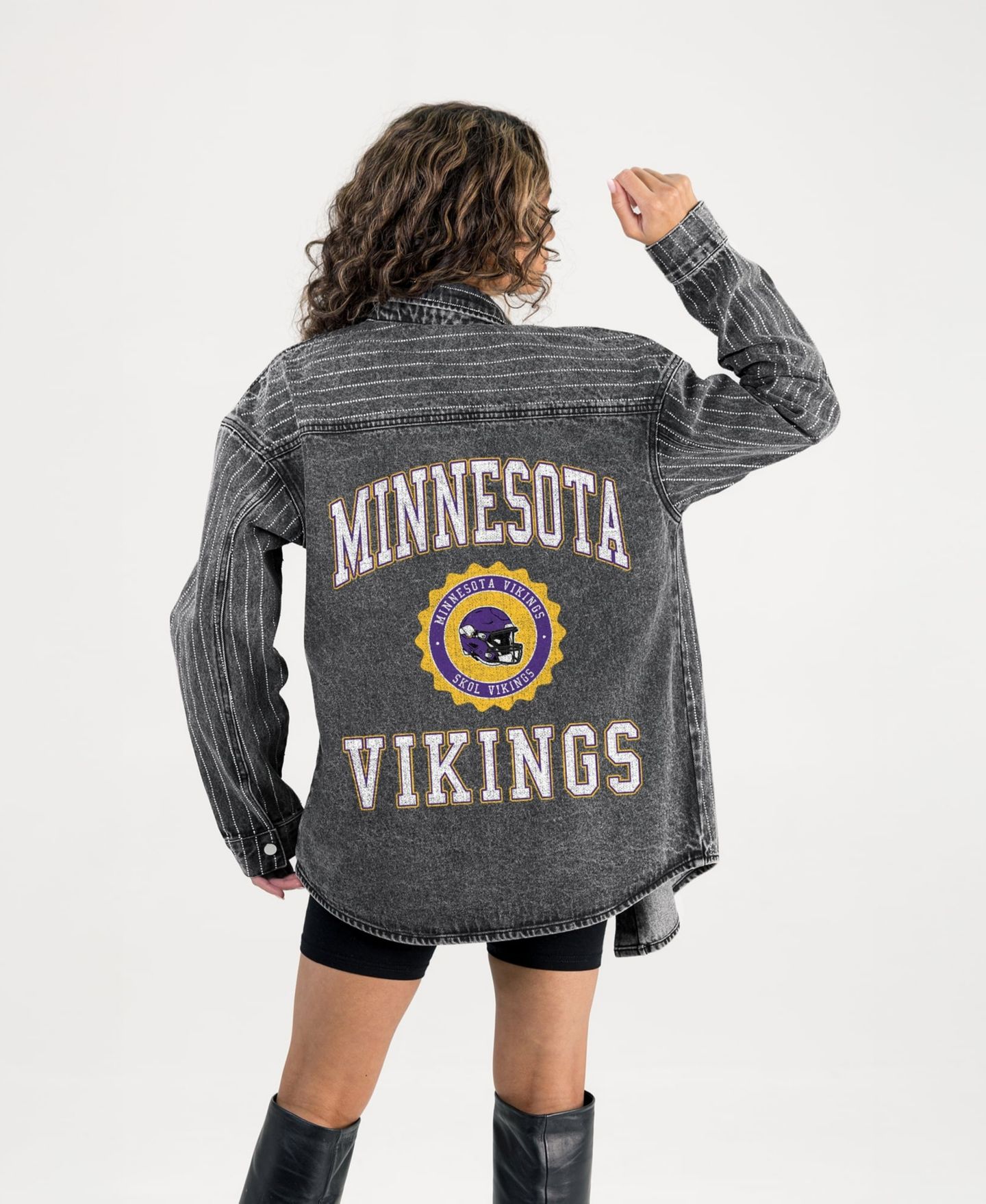 Женская рубашка Gameday Couture Black Minnesota Vikings Oversized Style's the Limit Micro-Rhinestone Stripe Washed Denim Button Up Overshirt — фото 2