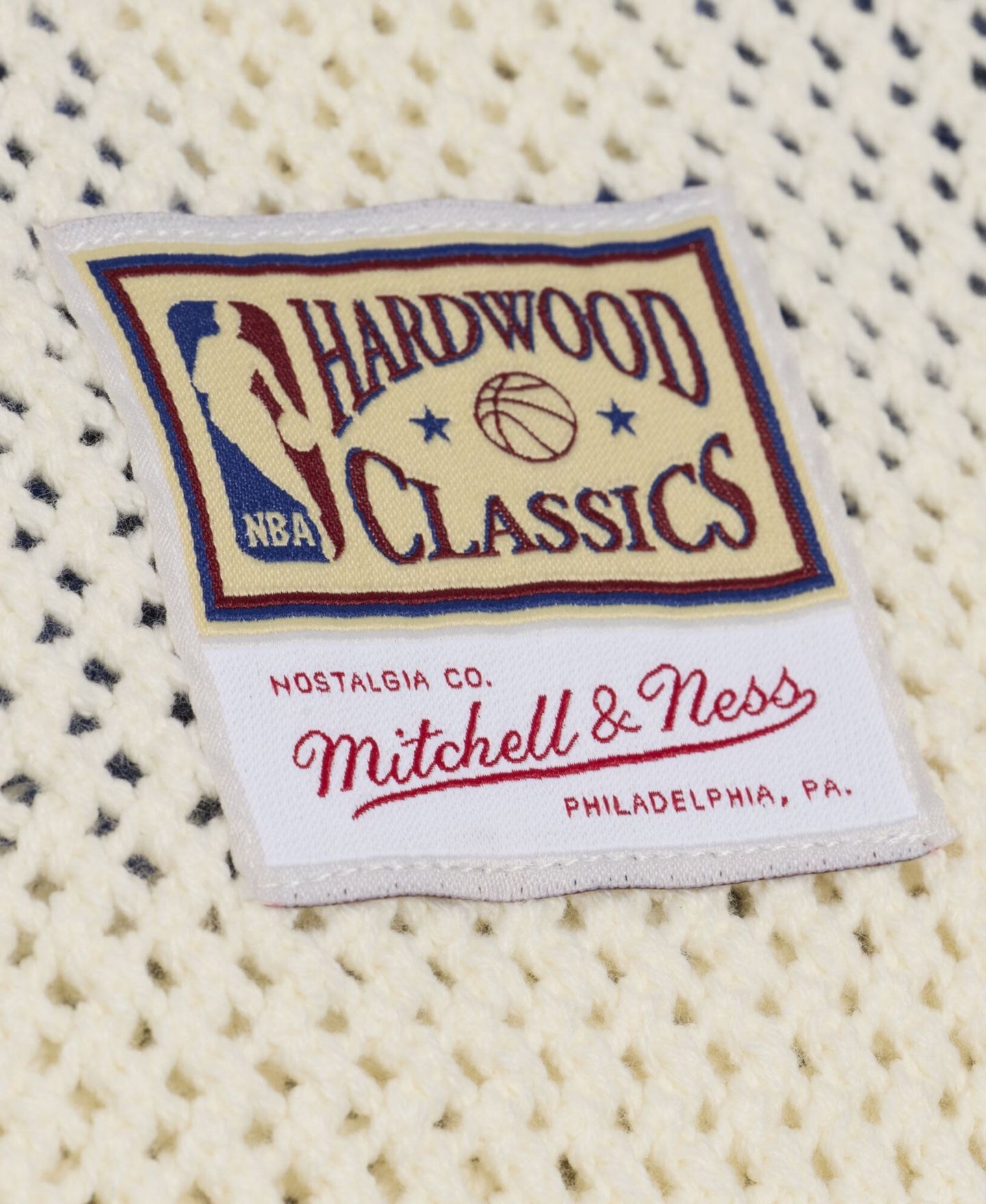 Мужской свитер Mitchell & Ness Mitchell Ness Cream Dallas Mavericks Hardwood Classics Retro Roots Short-Sleeve Sweater Jersey — фото 4