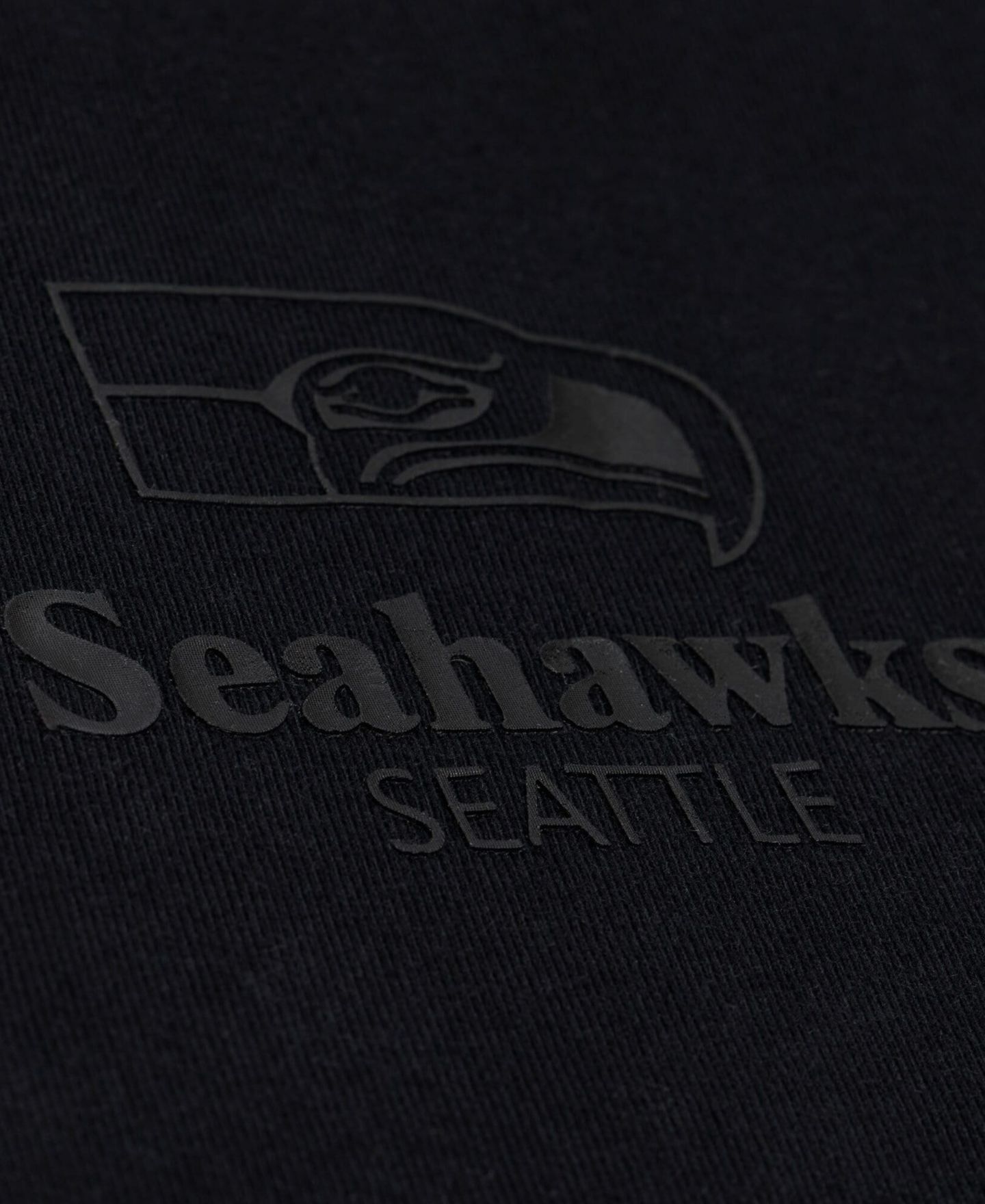 Женская футболка Mitchell & Ness Mitchell Ness Black Seattle Seahawks Core Essentials Micro Logo Boxy Crop — фото 5