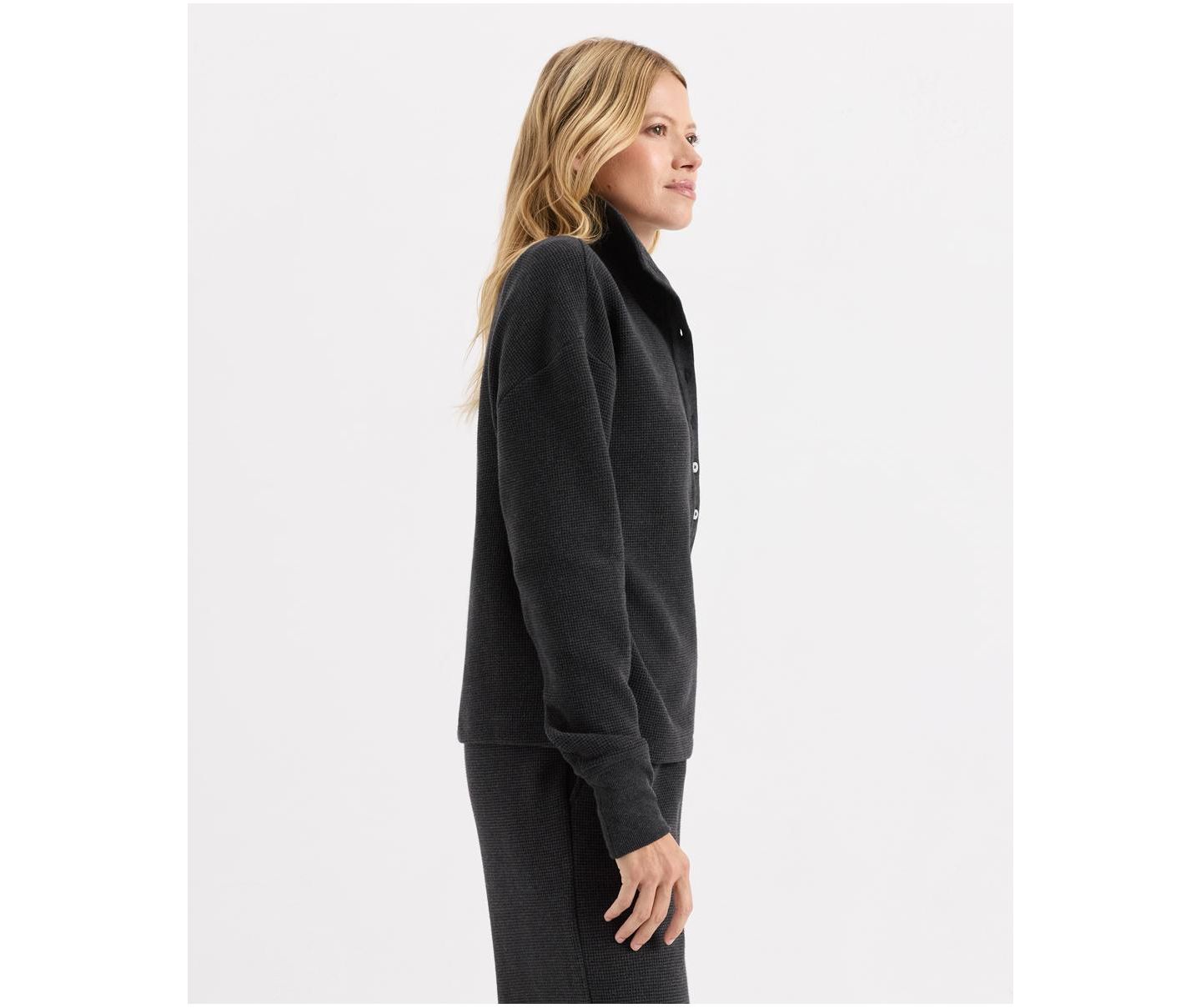 Женский топ Pact Plus Size Luxe Waffle-Knit Long-Sleeve Henley, цвет: Тёмный угольный меланжевый — фото 2