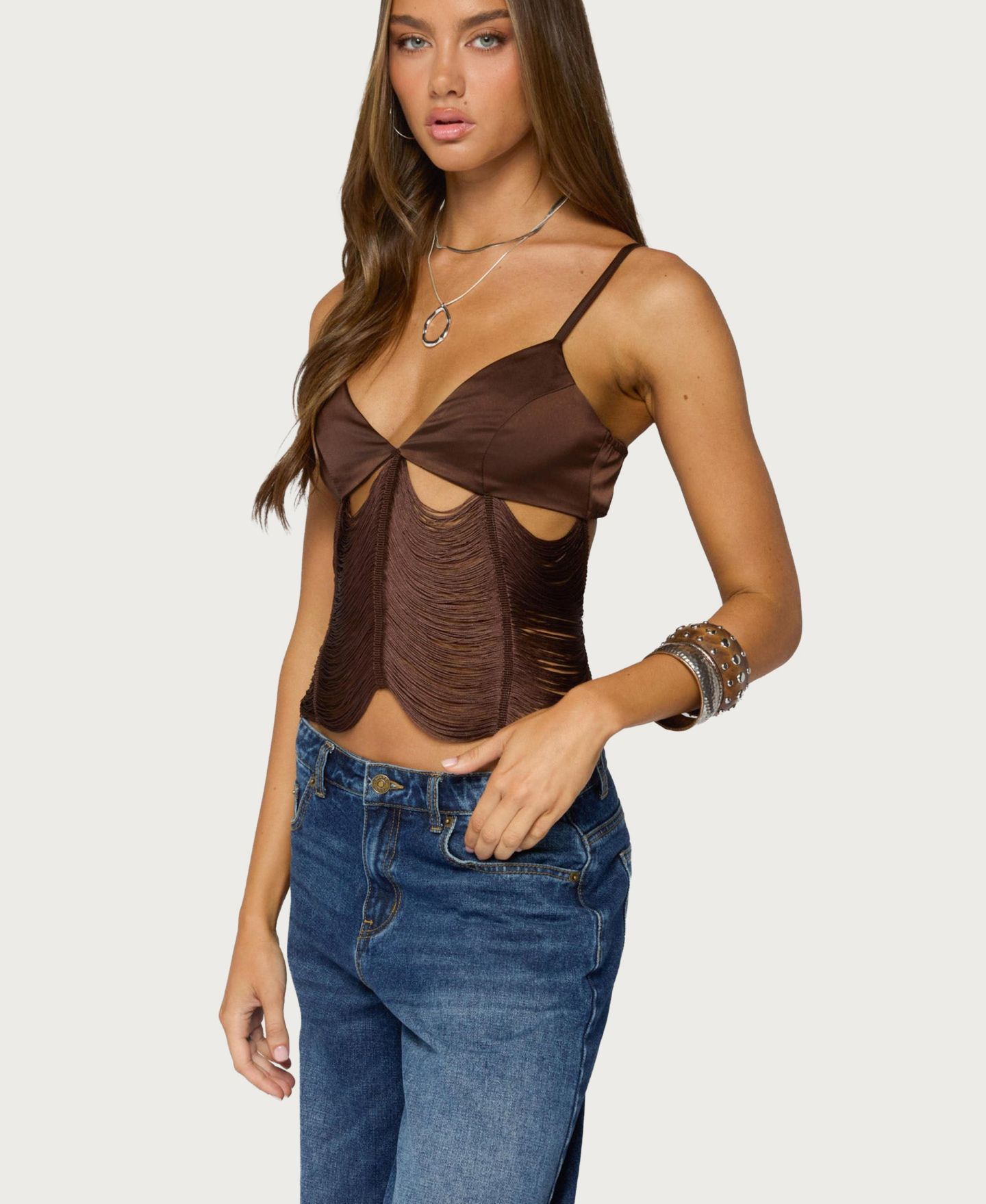 Женский топ Edikted Dulcy V-Neck Cutout Fringed Camisole, цвет: Коричневый — фото 5