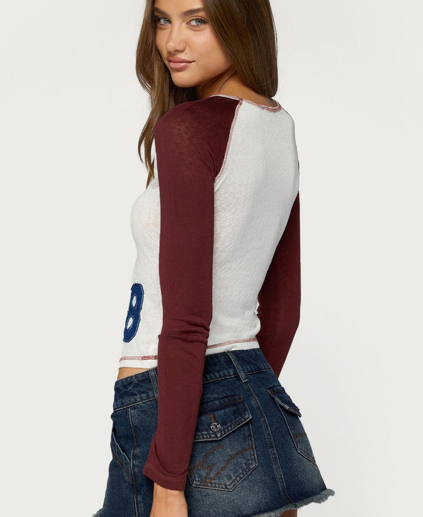 Женский топ Edikted Julika Colorblock Cropped Long-Sleeve, цвет: Бордовый белый — фото 5