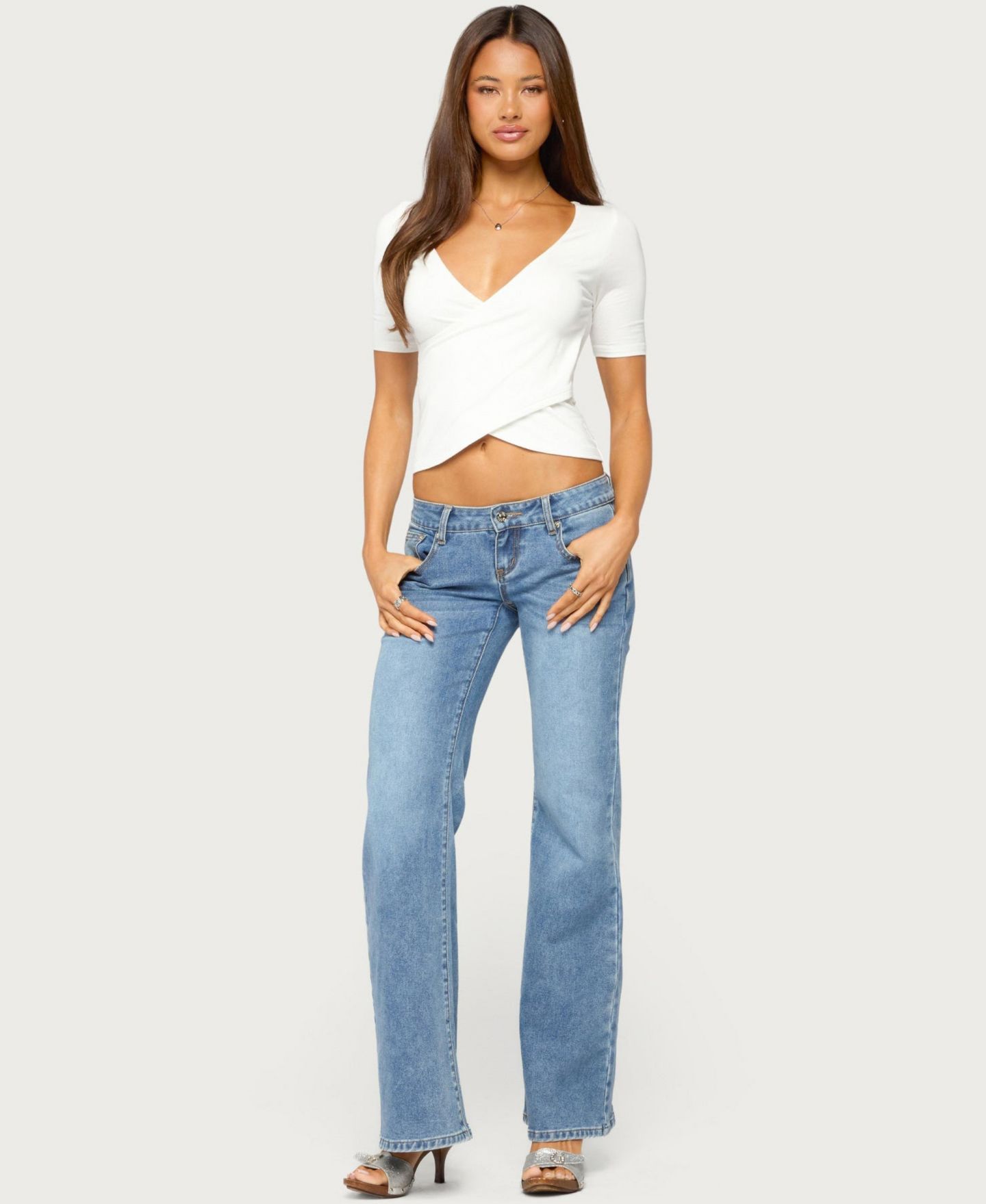 Женский топ Edikted Geeva Crossover V-Neck Short-Sleeve, цвет: Кремовый — фото 2