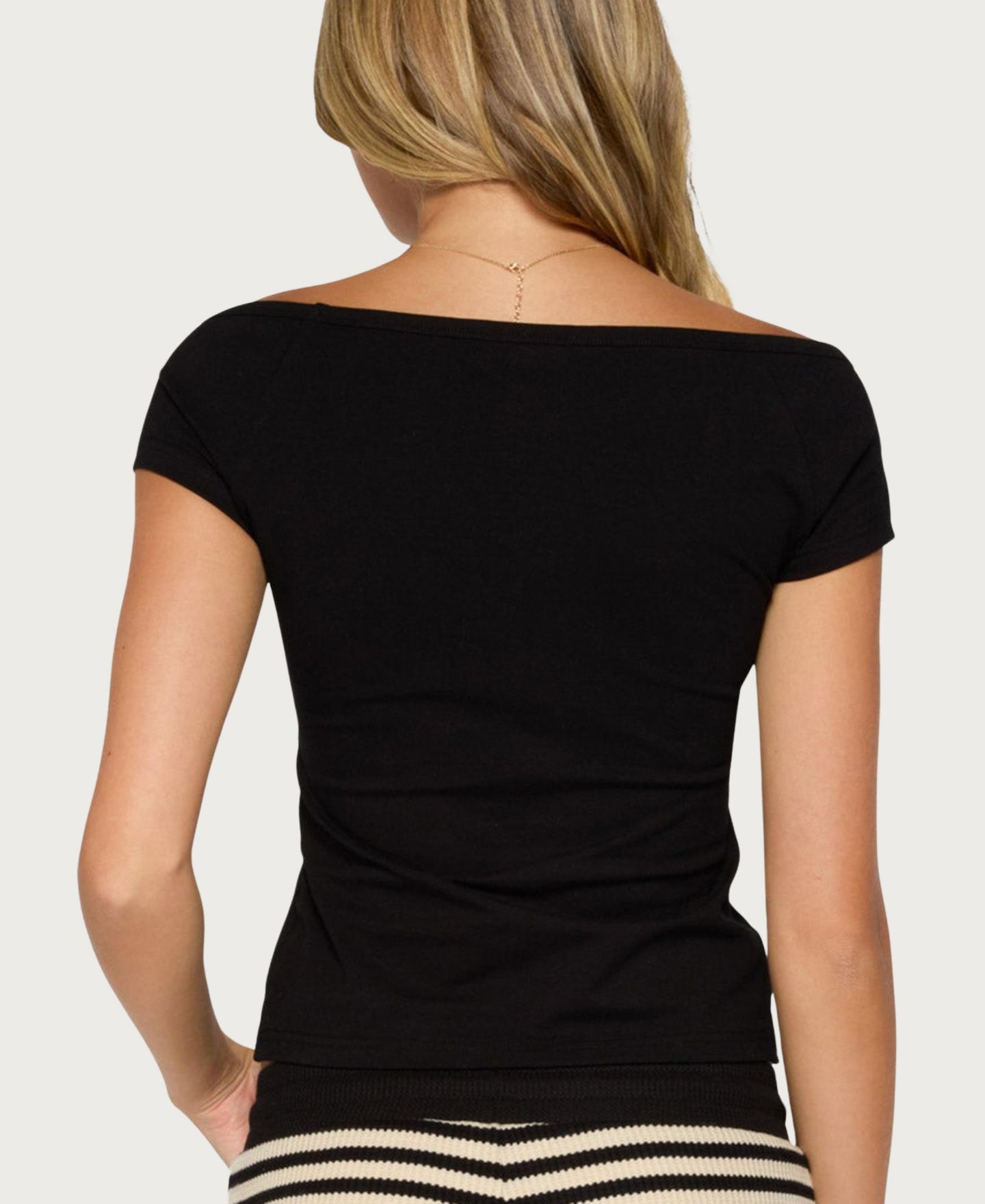 Женская футболка Edikted Calie Off-Shoulder Cropped, цвет: Чёрный — фото 2