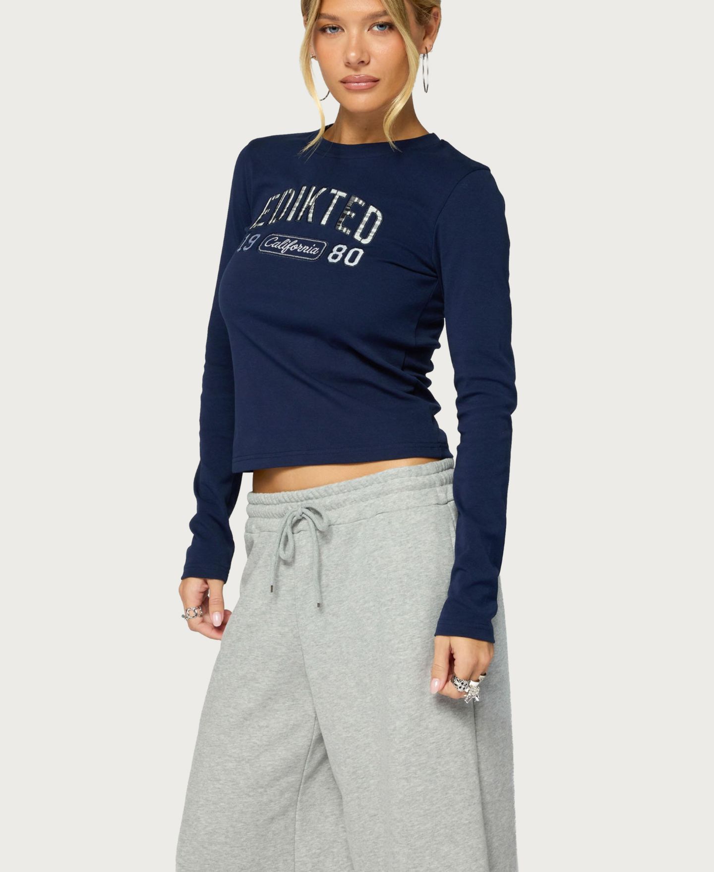 Женская футболка Edikted 1980 Cali Retro Long-Sleeve, цвет: Тёмно-синий — фото 2