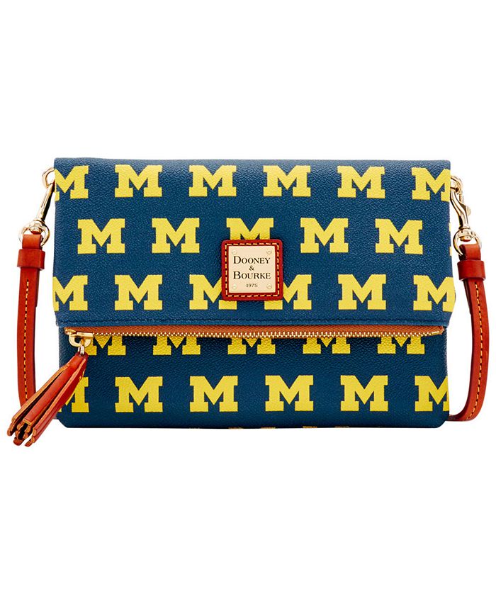 Macys dooney hotsell and bourke wallet